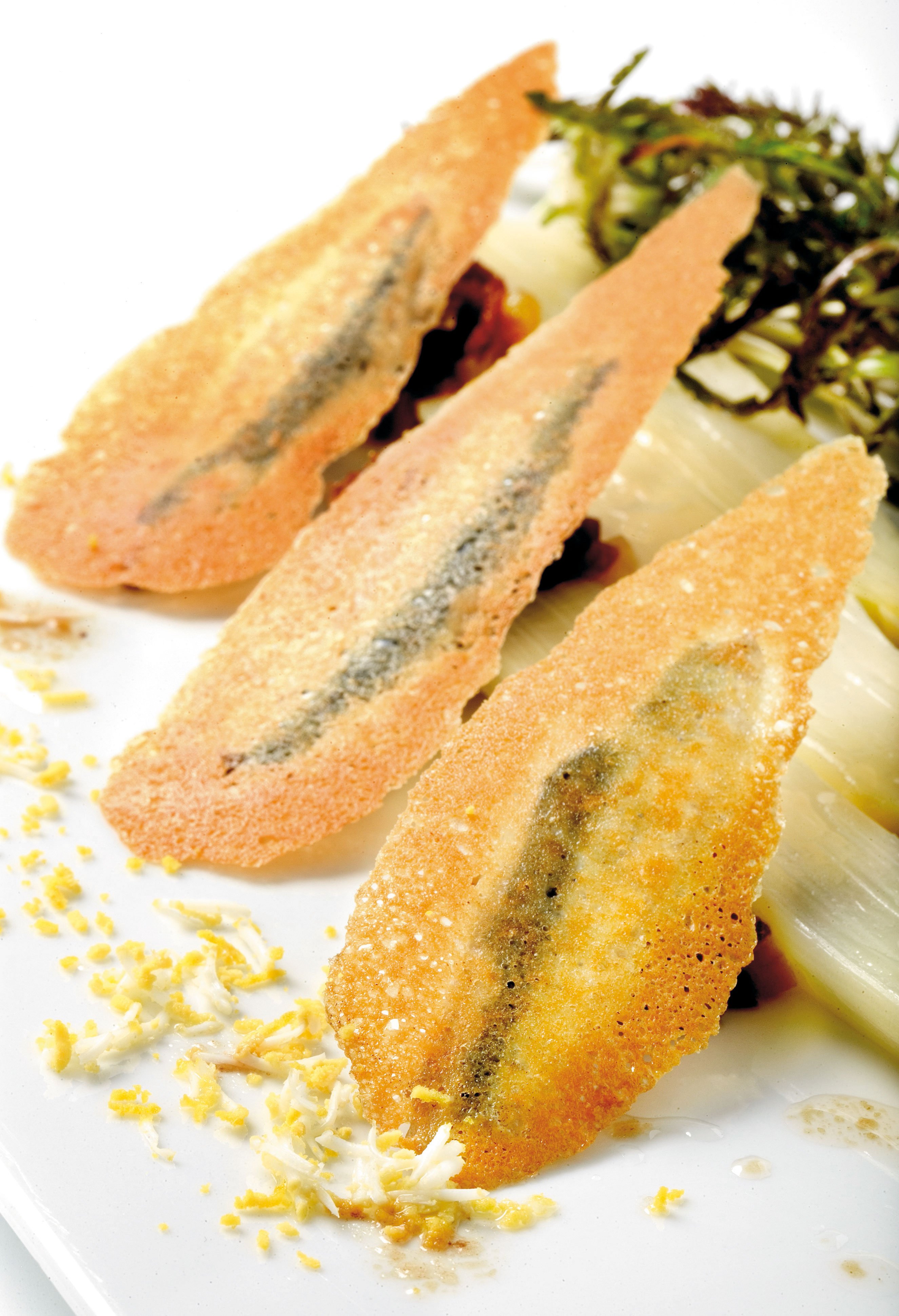 Espàrrecs blancs i anxoves en crosta amb xicoies de sota neu