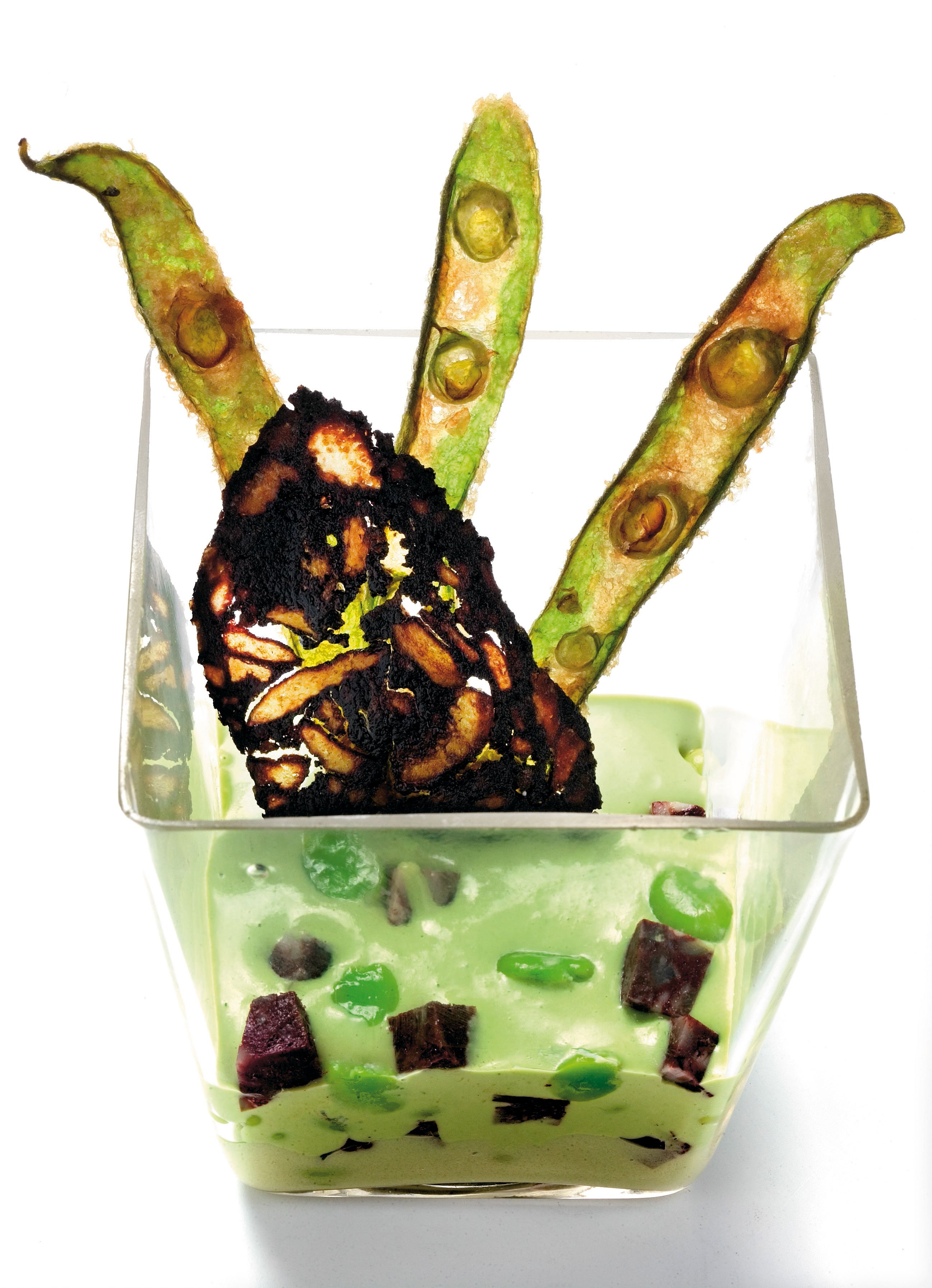 Crema de faves amb escuma de truita d'herbes i botifarra