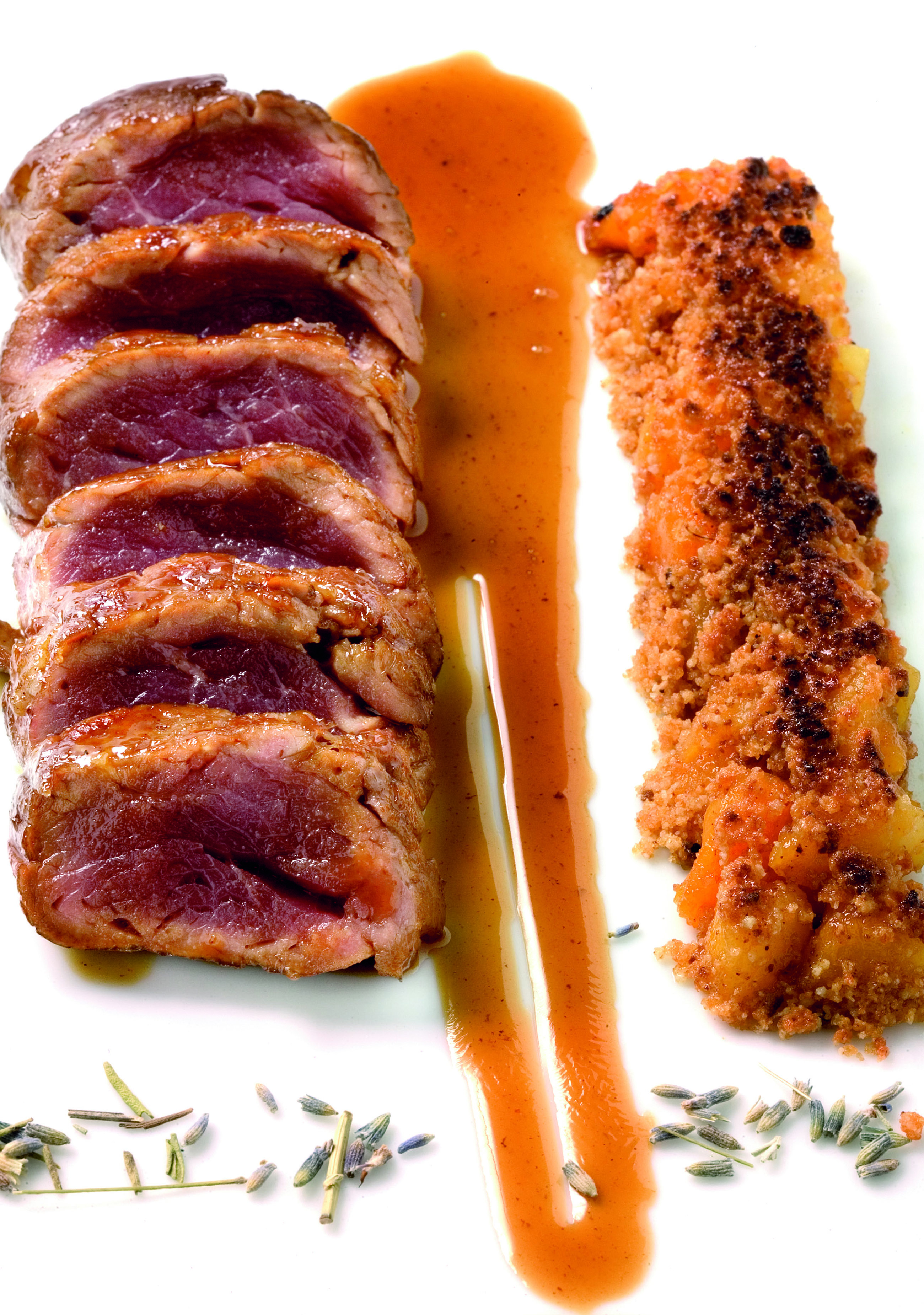 Filet de porc ibèric amb gratinat d'albercocs i emulsió d'espígol