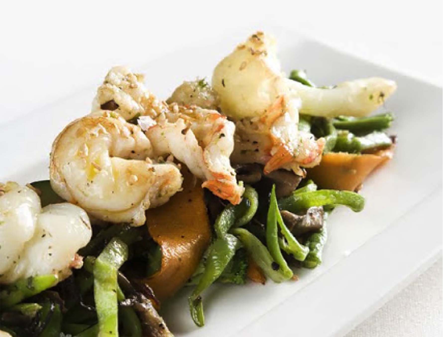 Saltat de verdures amb llagostins i puré de ceba de Figueres