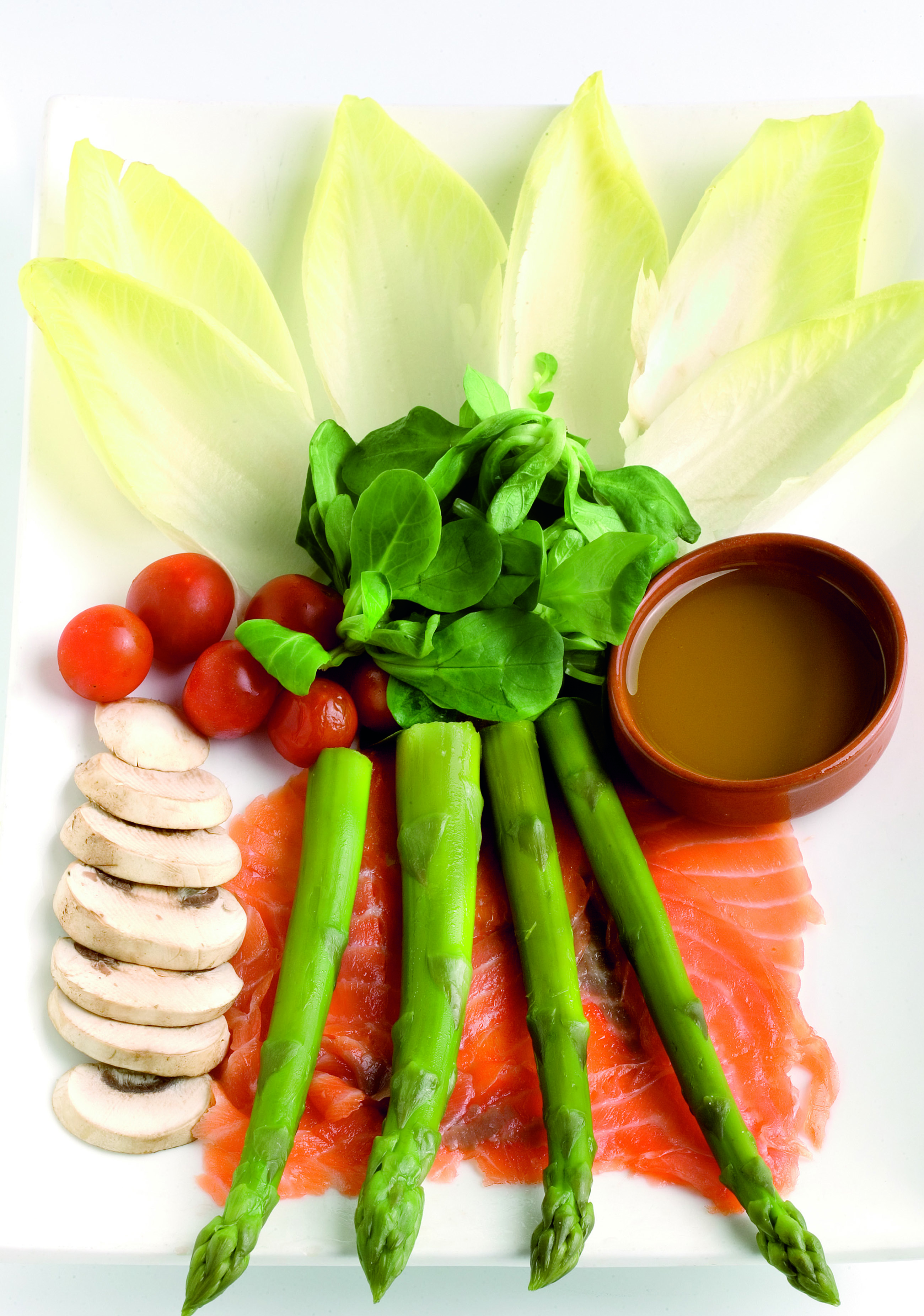 Ensalada de salmón y espárragos trigeros