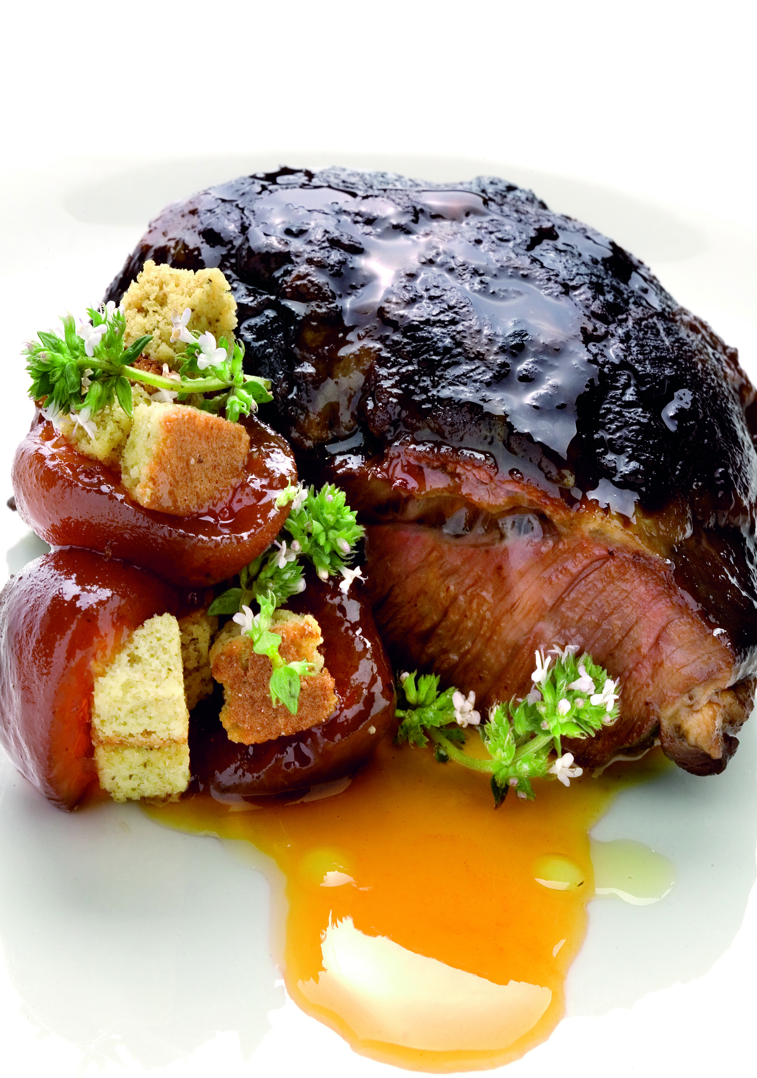 Vedella rostida amb albercocs i crostons de farigola