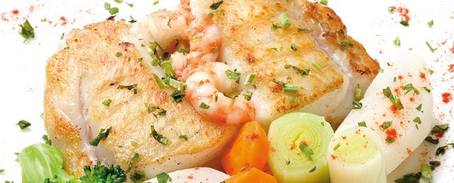 Merluza y rape a la plancha con sofrito de ajos y colas de gambas