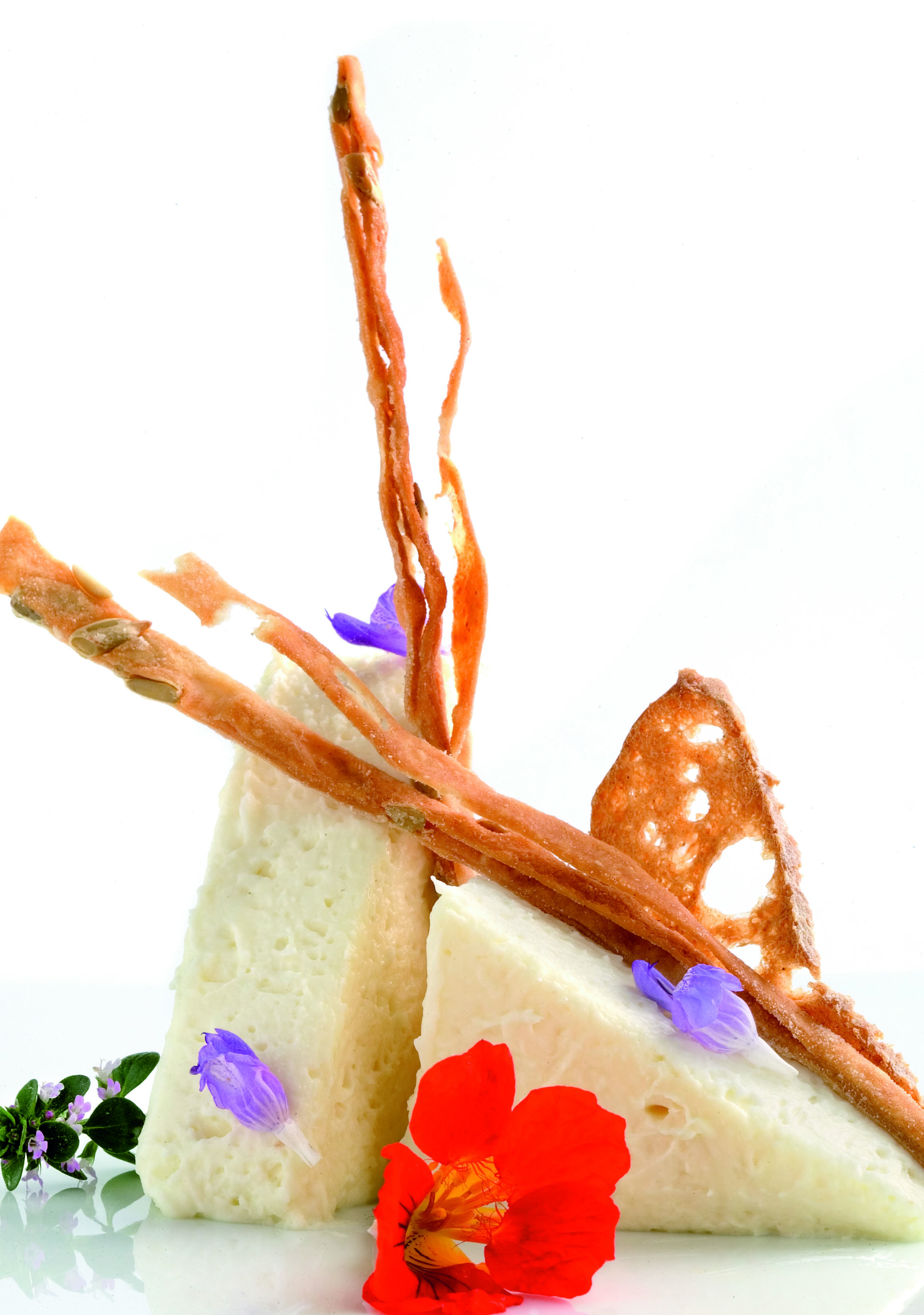 Mousse d'Idiazabal fumat amb salsa de nous i flors