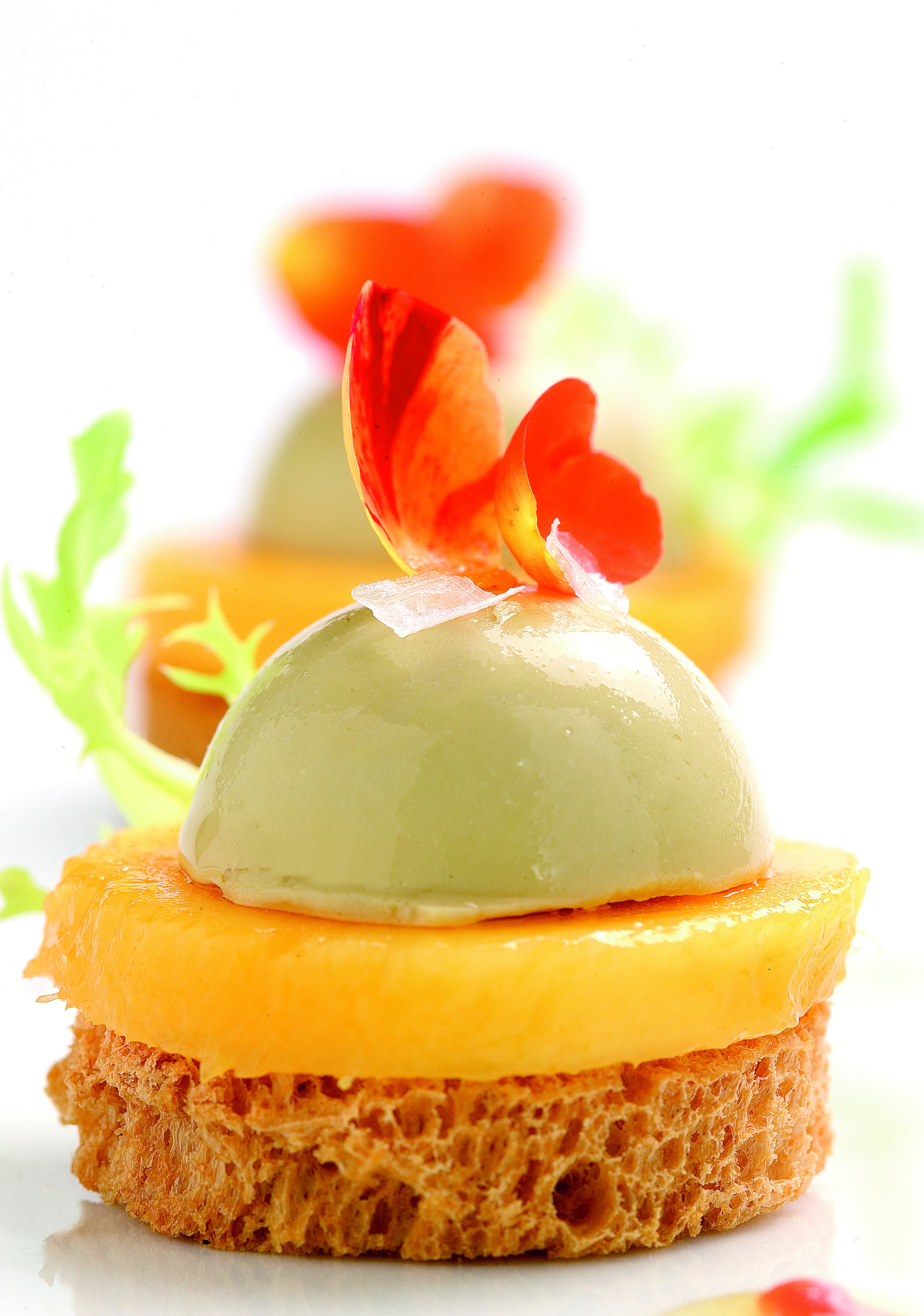 Bombó de foie i mango sobre torrada cruixent