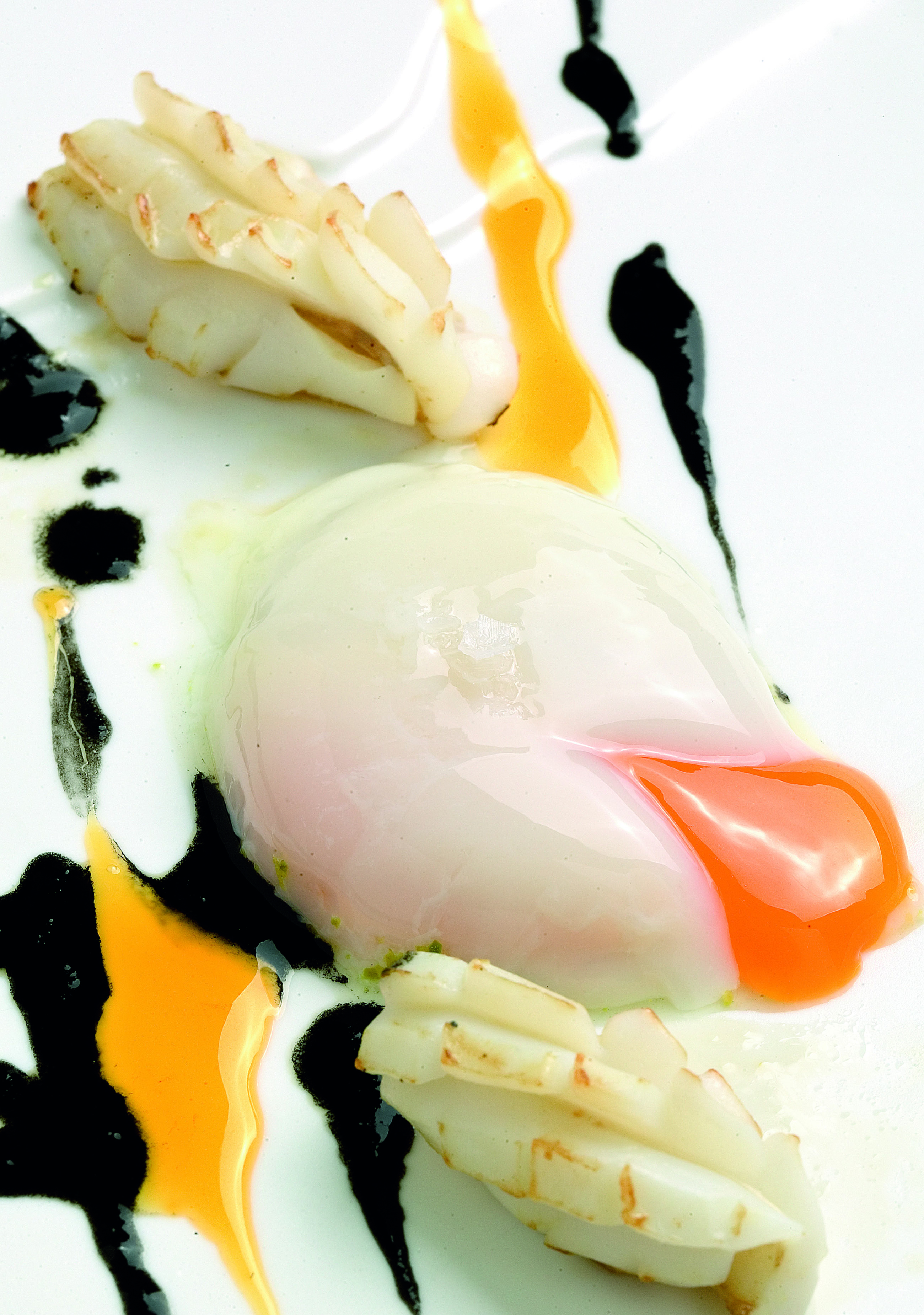 Ou escalfat amb salsa de calamar i sípia