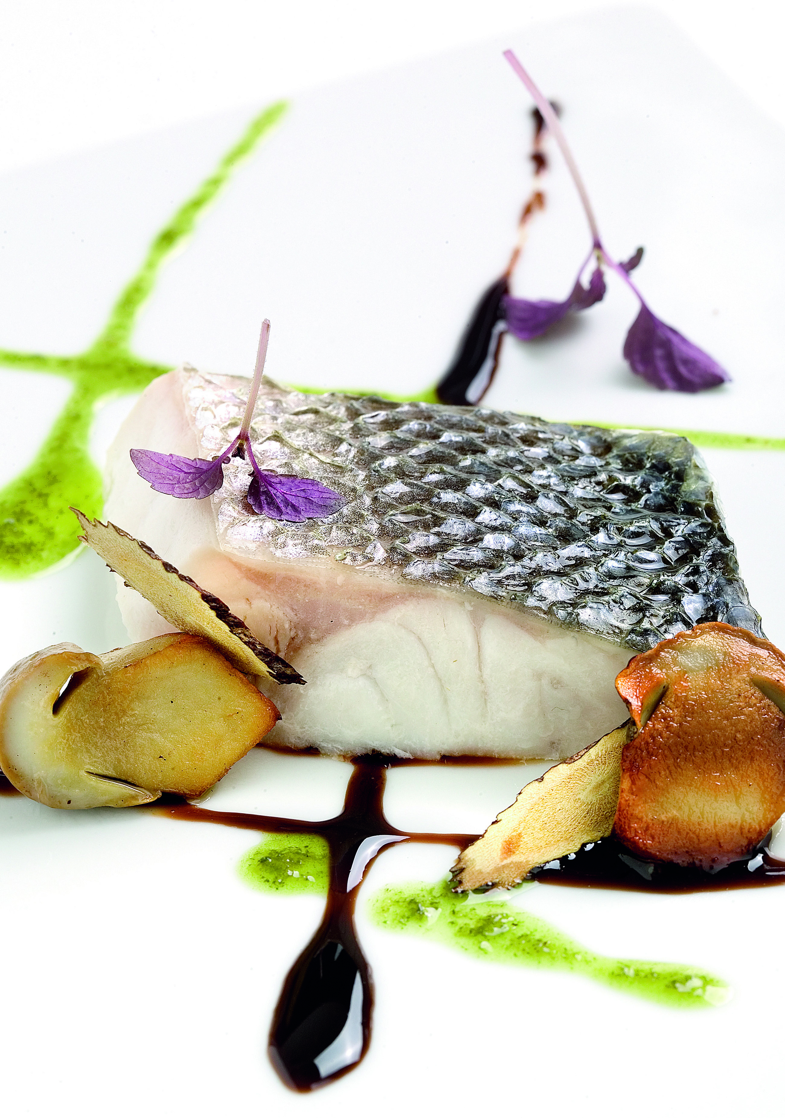 Llobarro amb ceps i salsa de regalèssia