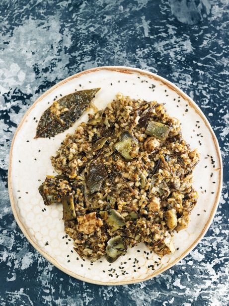 Arroz negro de 'tempeh' con sojanesa de lima-limón