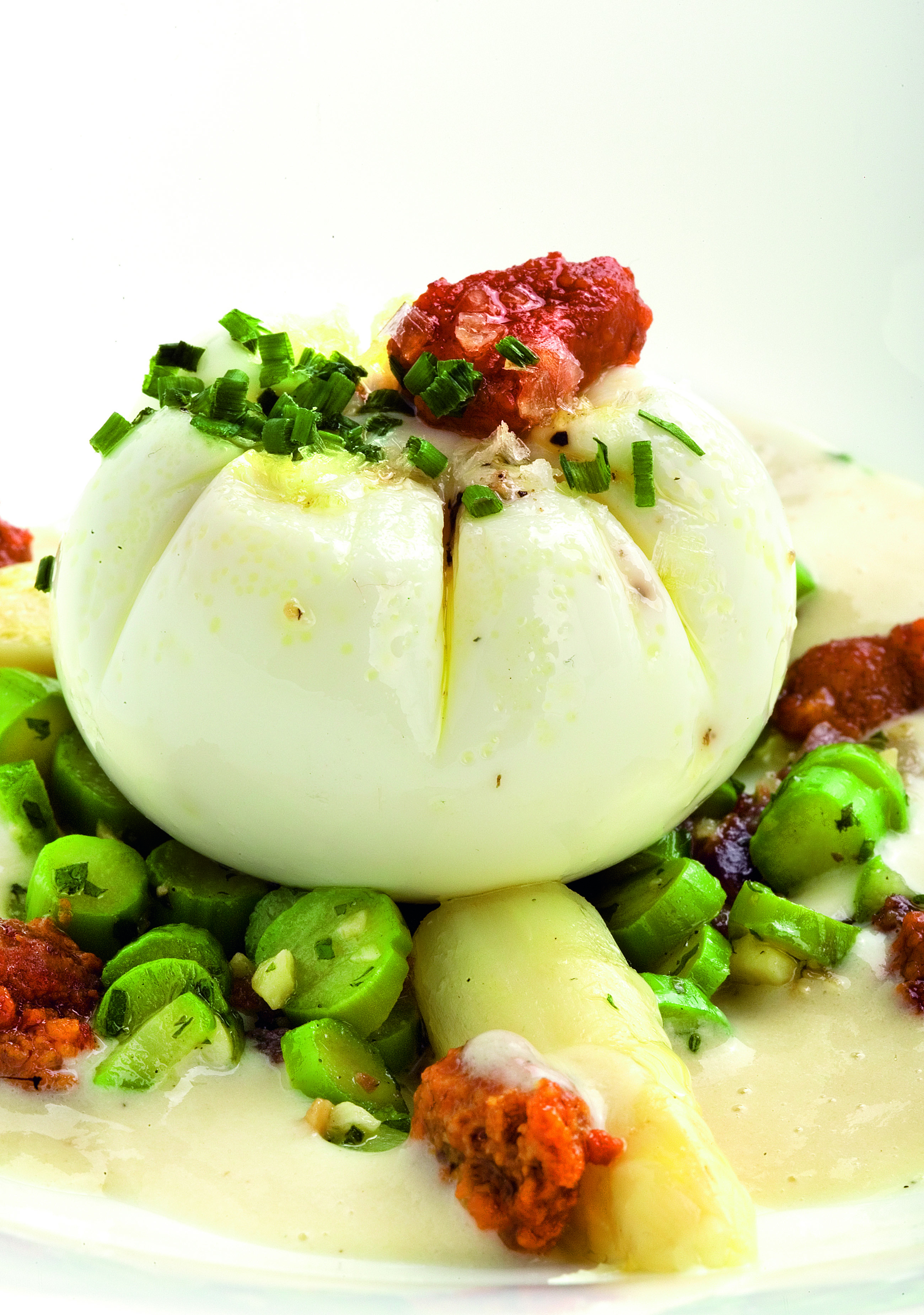 Crema d'espàrrecs blancs amb ou i garotes