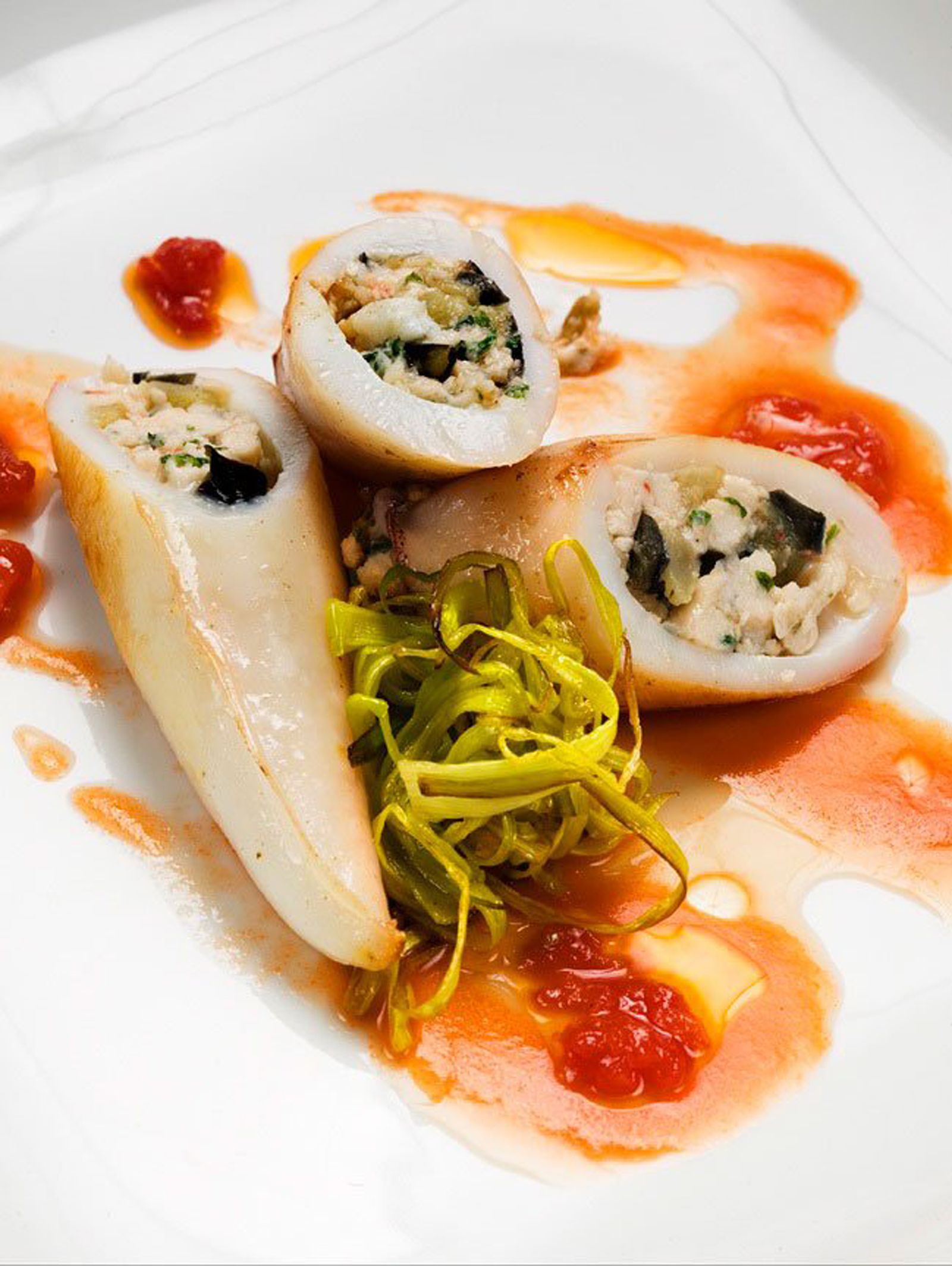 Calamares rellenados de gambas y berenjenas