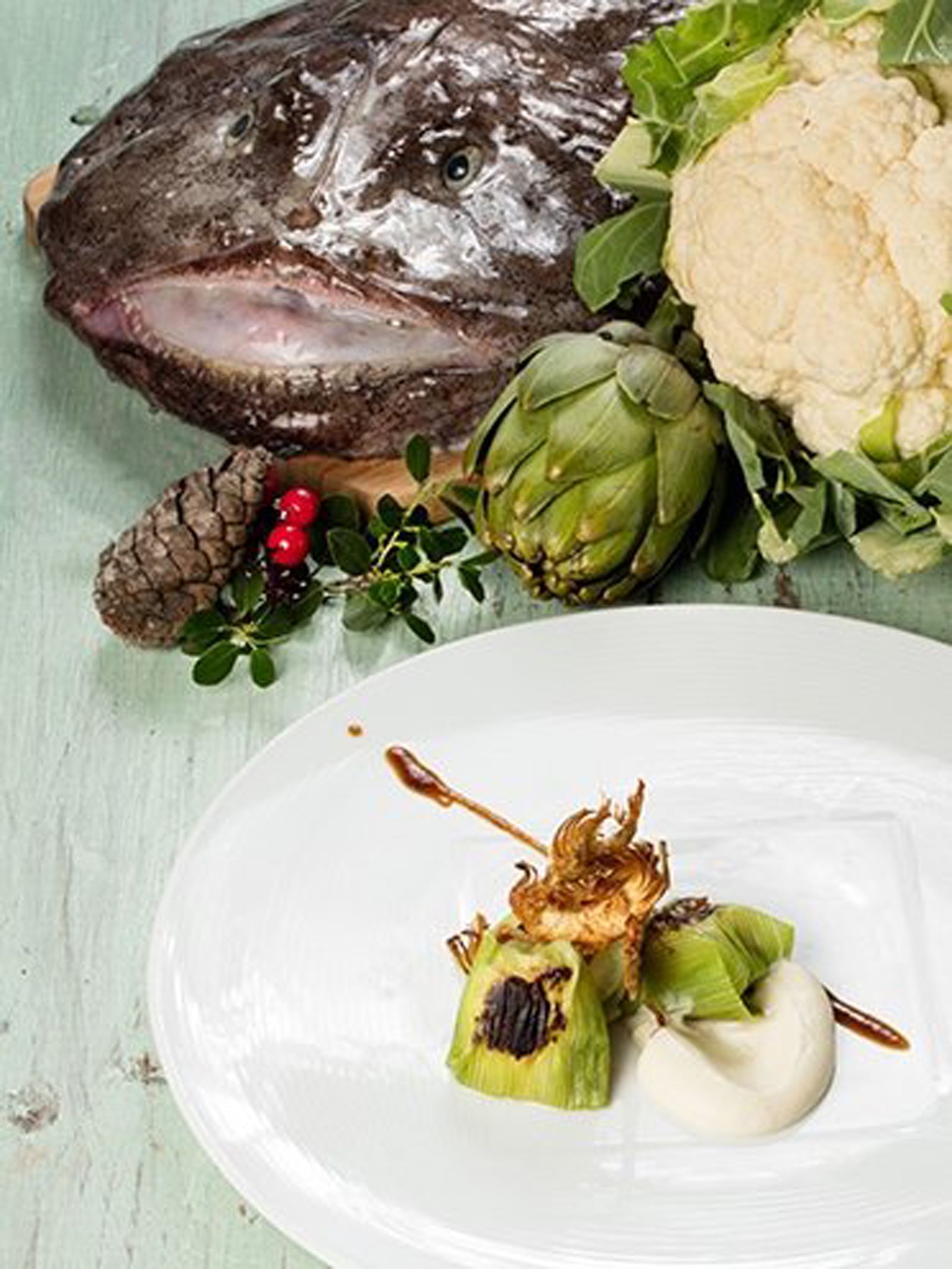 Farcells rostits de rap, pil-pil de coliflor, xips de carxofa i salsa espanyola