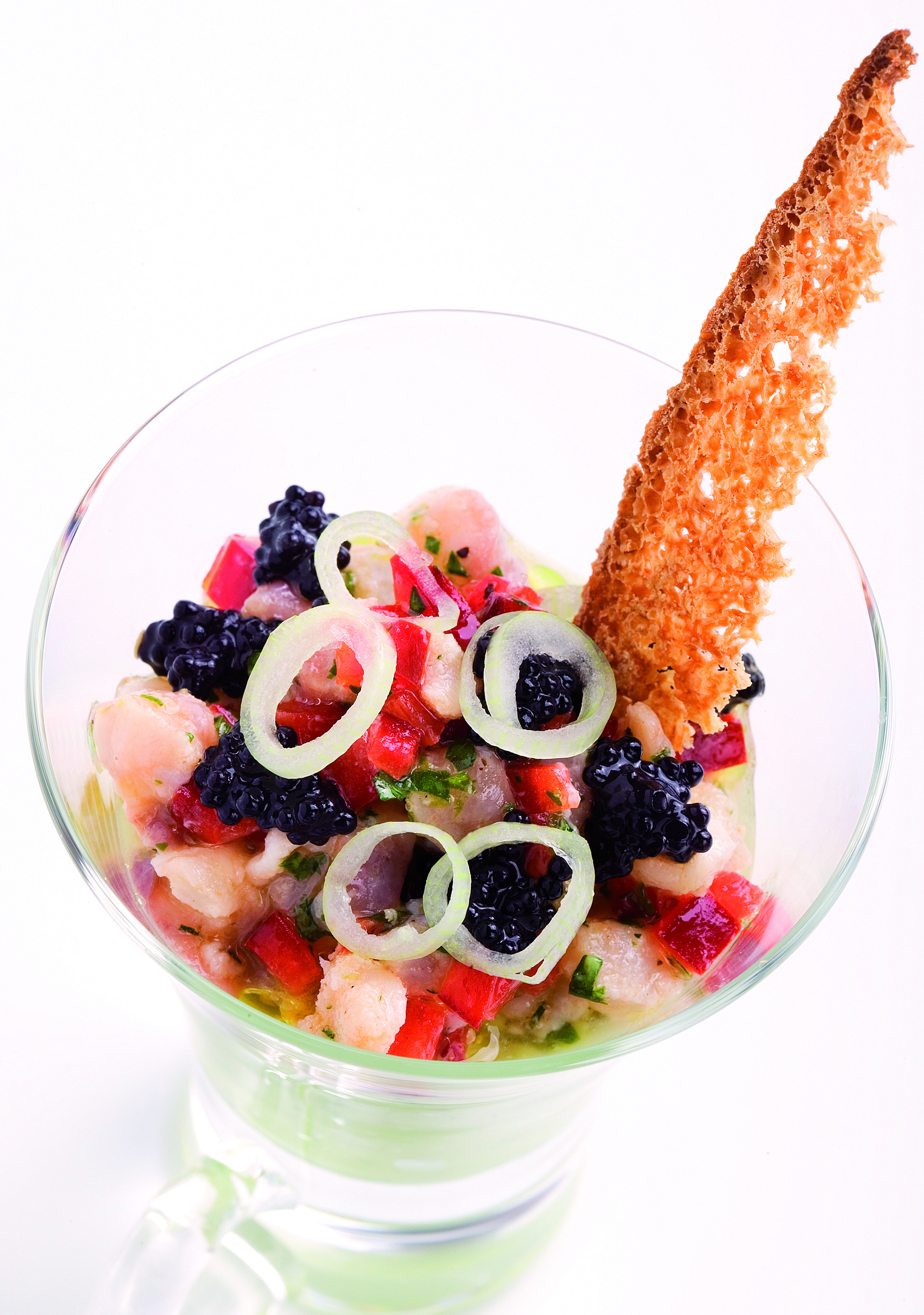 Aperitiu d'alvocat i cebiche de rap