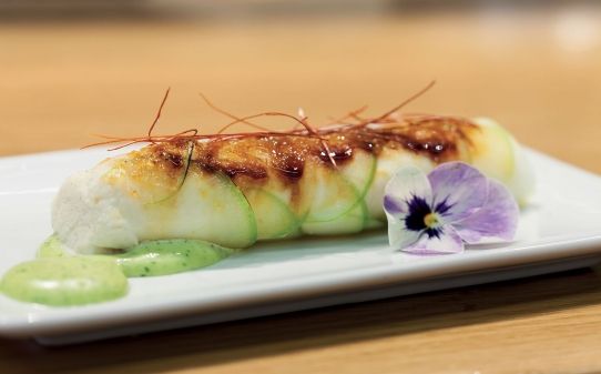 Canelón de manzana relleno con brandada de bacalao