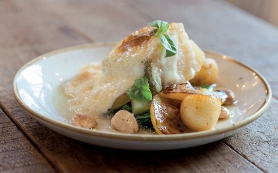 Bacalao con espinacas frescas, sofrito a la catalana y muselina suave de ajo