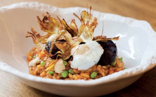 Arròs melós de bacallà, pèsols, carxofa i botifarra negra