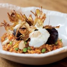 Arroz meloso de bacalao, guisantes, alcachofa y butifarra negra