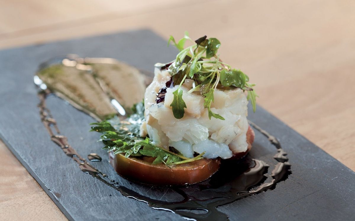 Bacalao sobre tomate 'kumato', 'shiso' y vinagreta de mostaza dulce