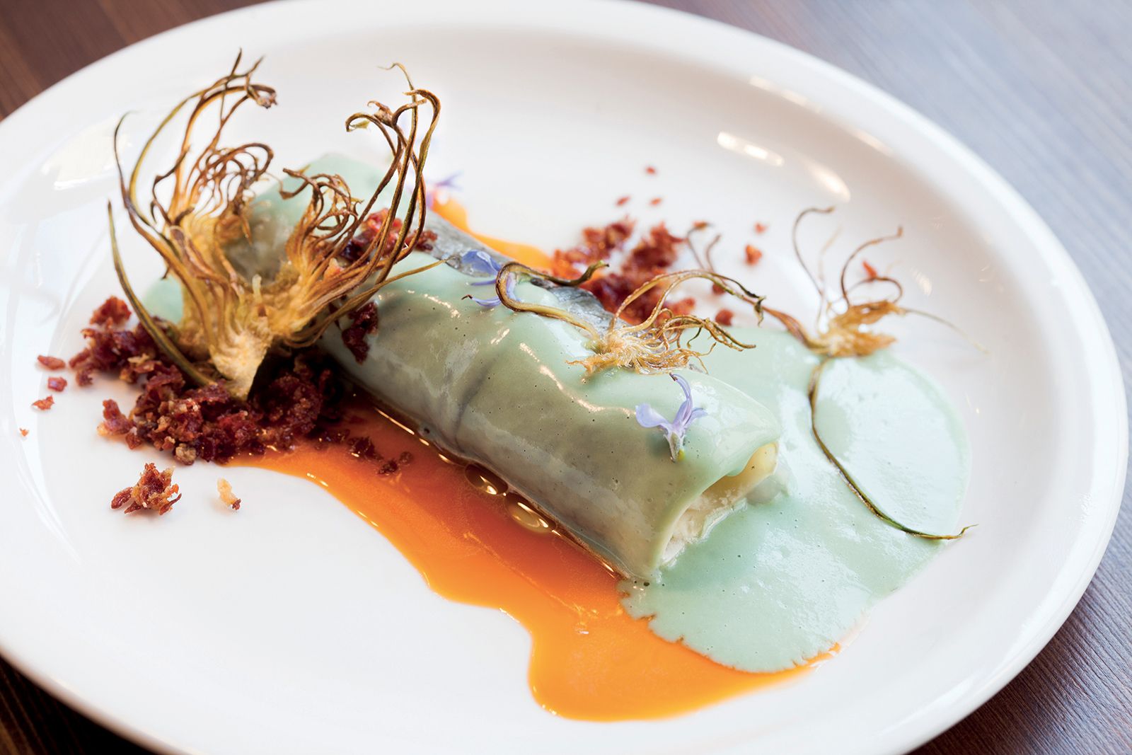 Canelons de bacallà, crema de carxofes i pernil