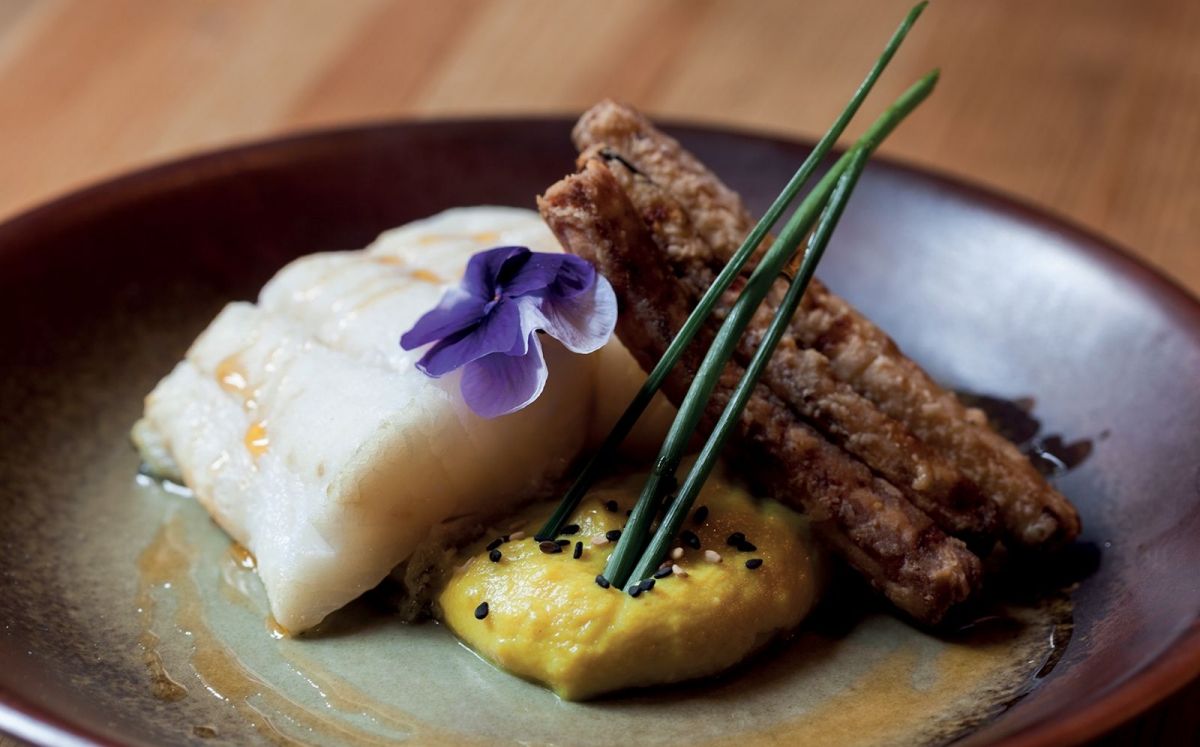 Bacalao confitado con 'parmentier' de coliflor con curri de Madrás y berenjena con miel de caña