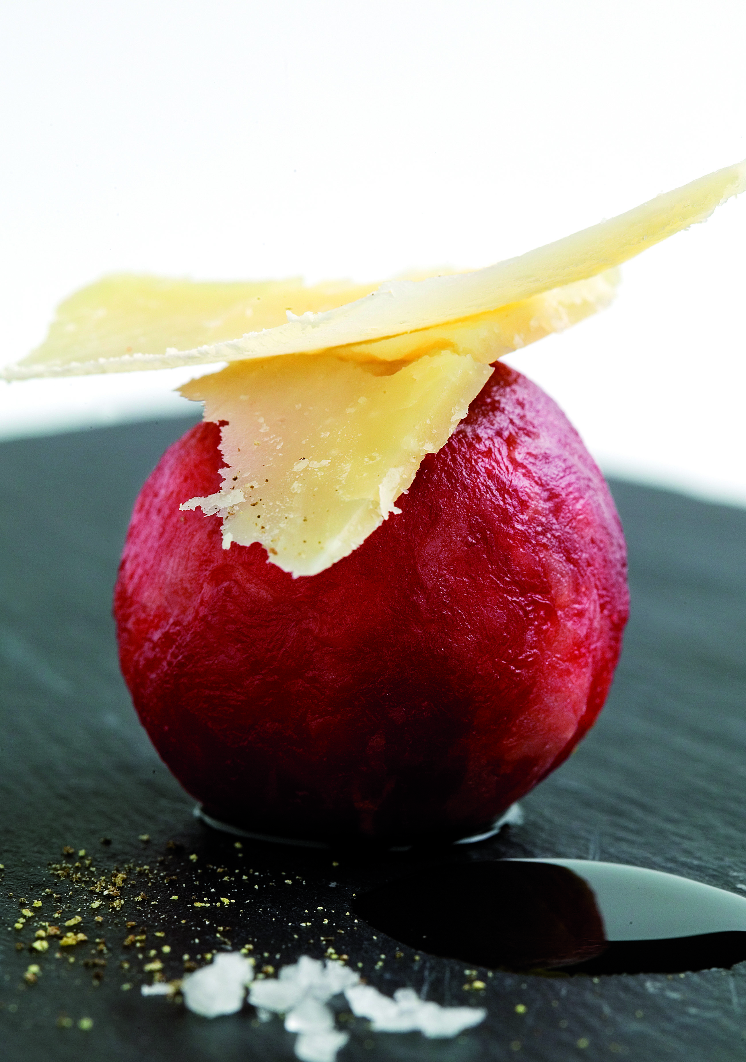 Bolita de queso de cabra con carpaccio de buey y parmesano