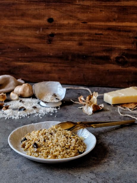 Risotto con setas y ajo negro