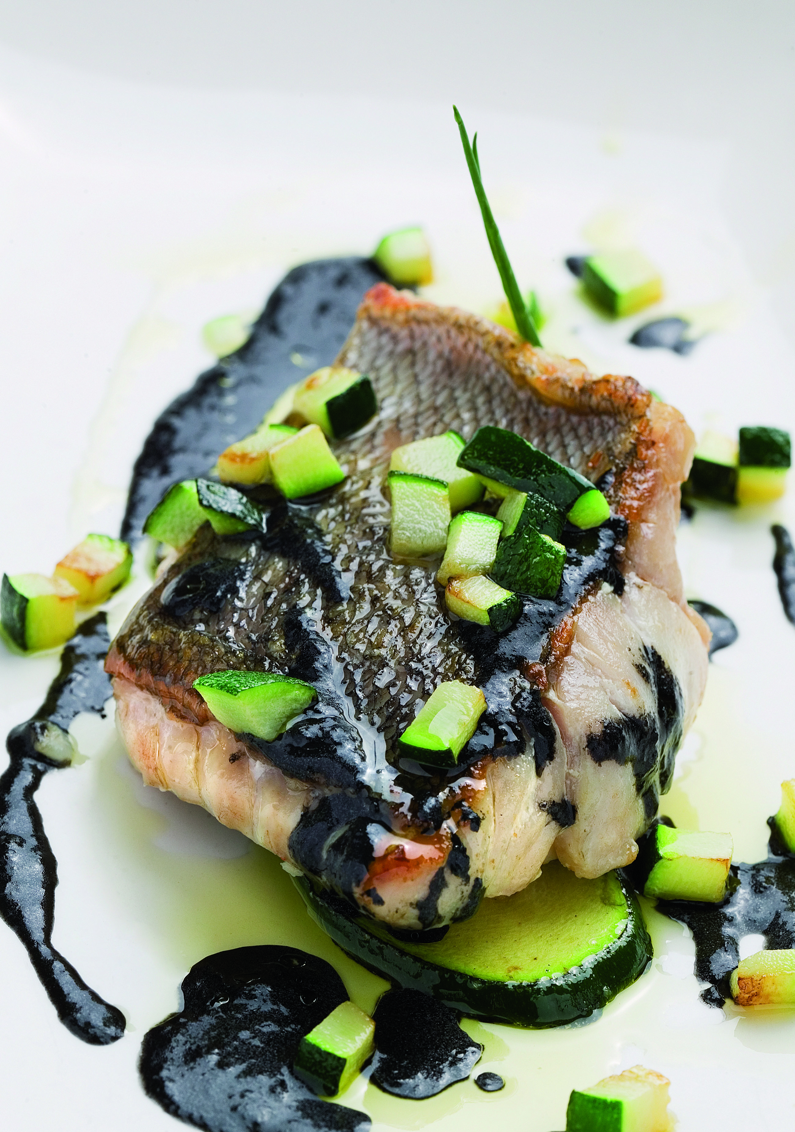 Llobarro amb tinta de calamar i carbassó