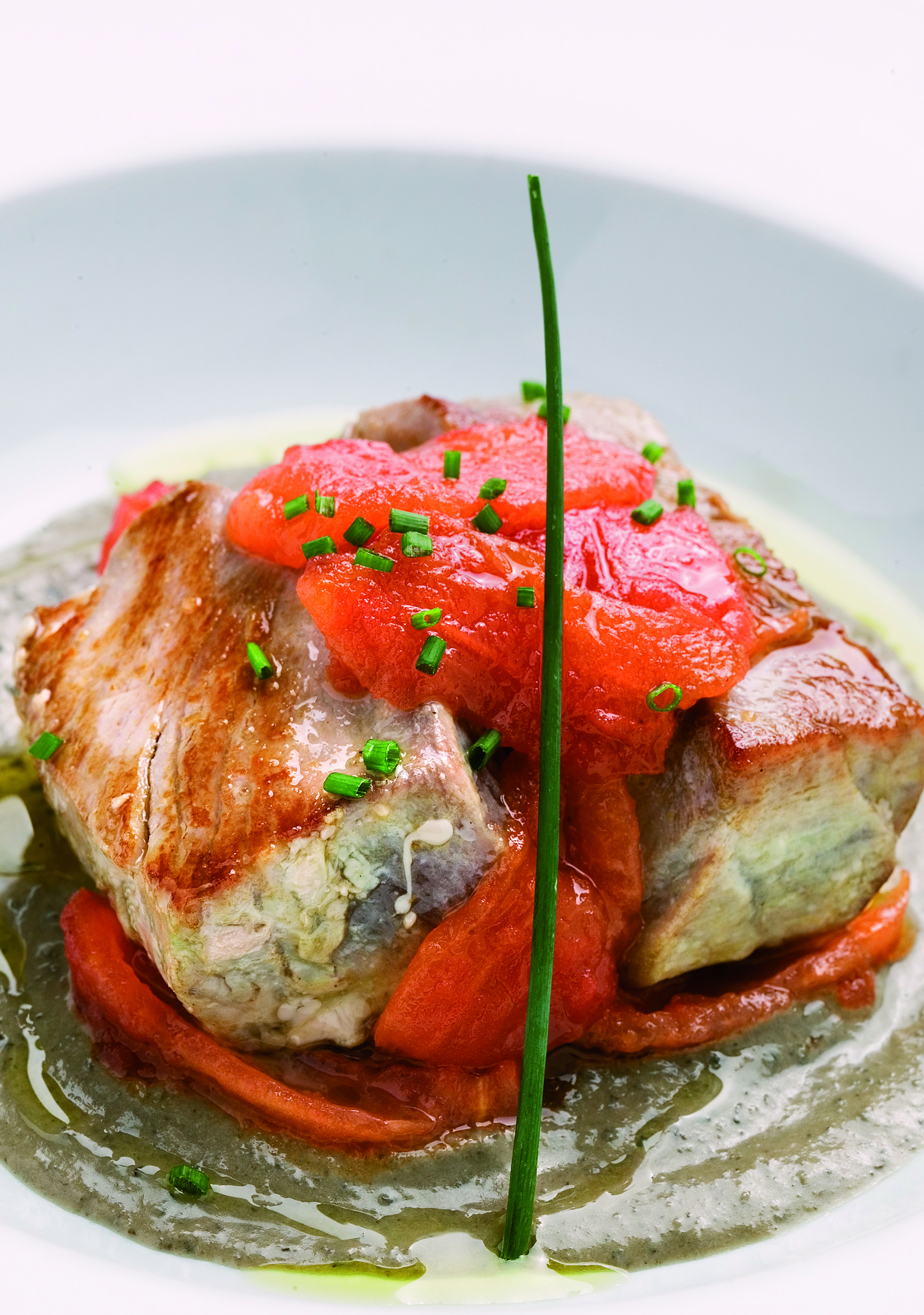 Atún con tomate aromatizado y pesto