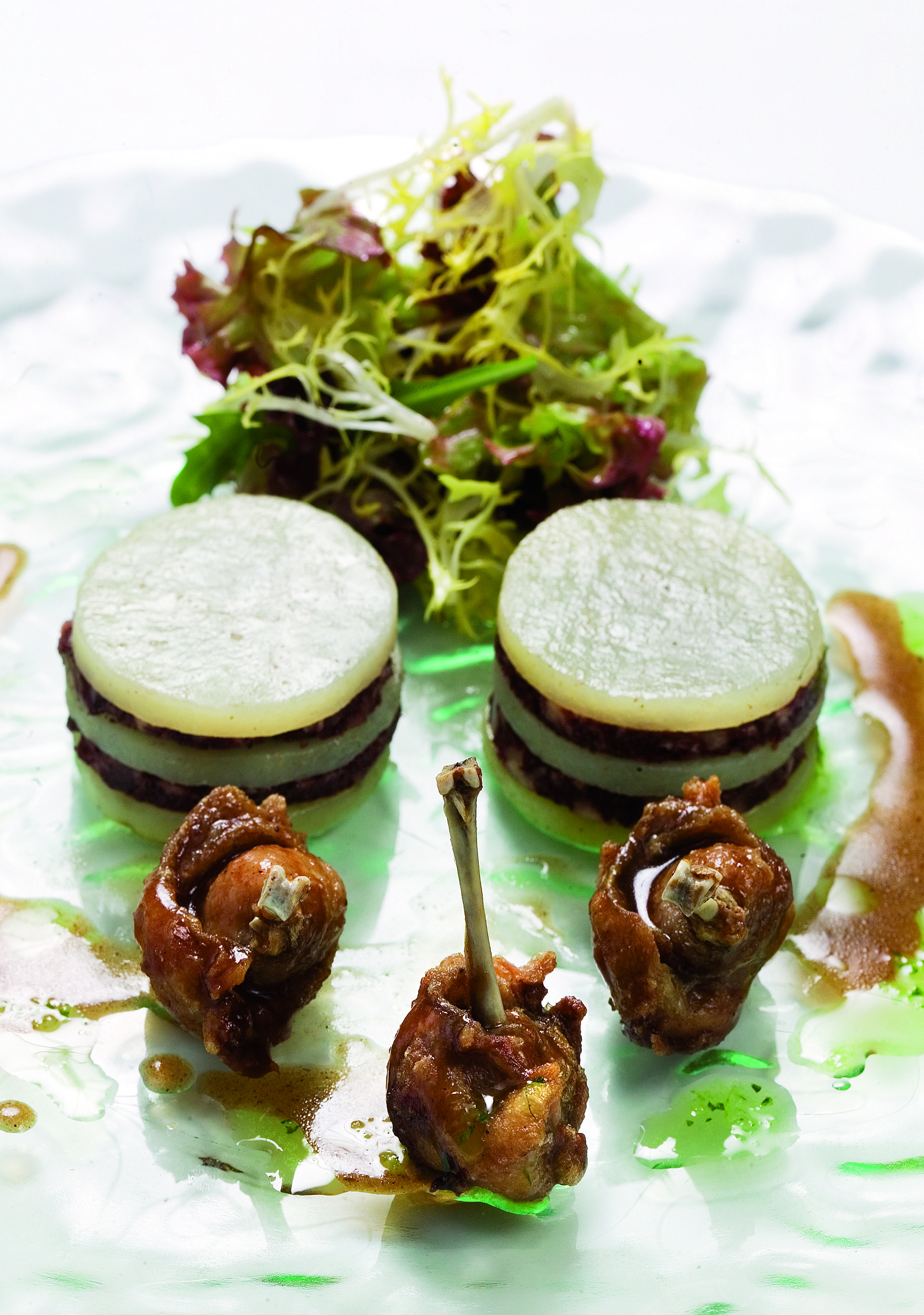 Patates confitades amb bull negre i cuixes de guatlla