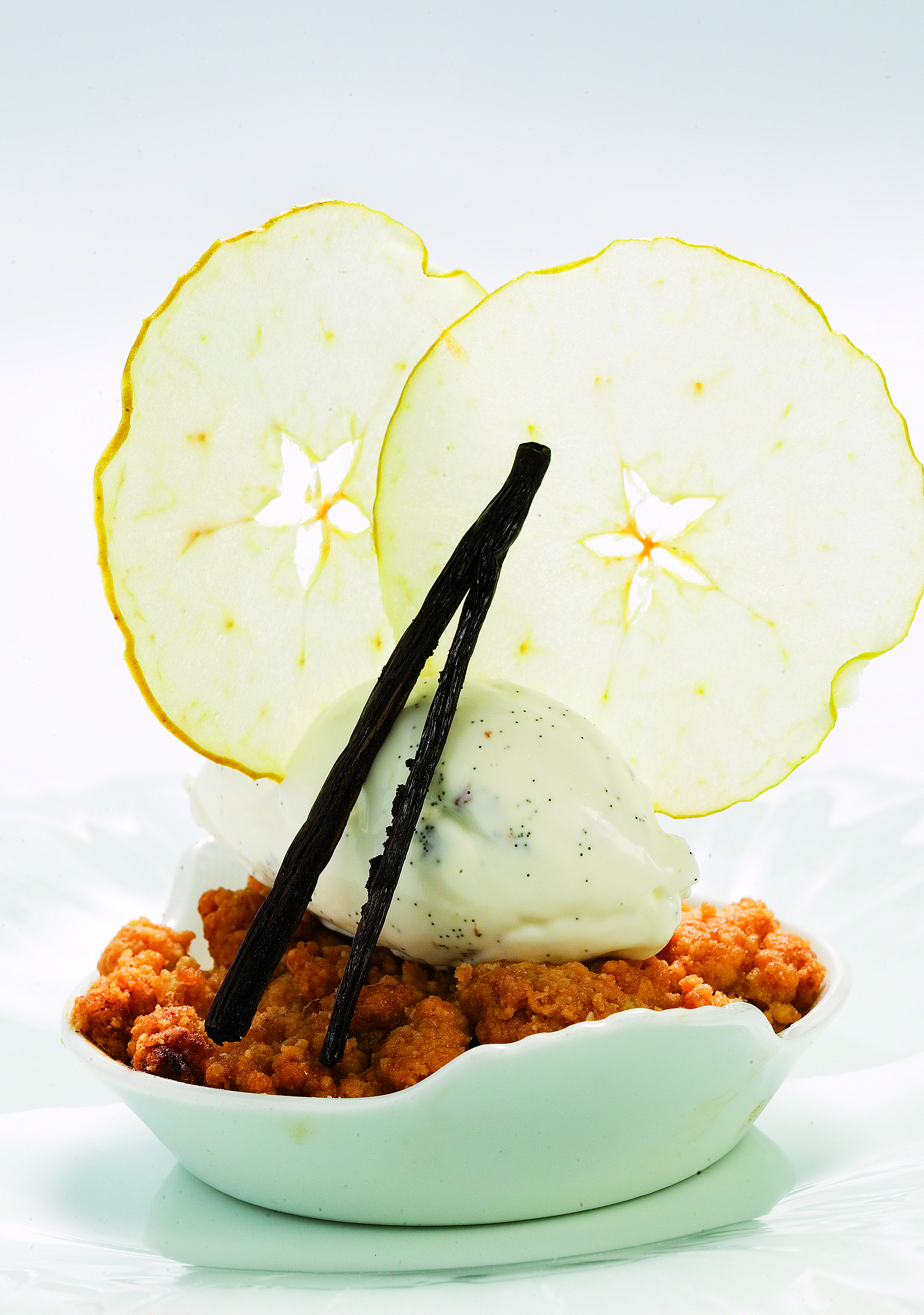 Poma caramel·litzada, crumble i gelat de vainilla