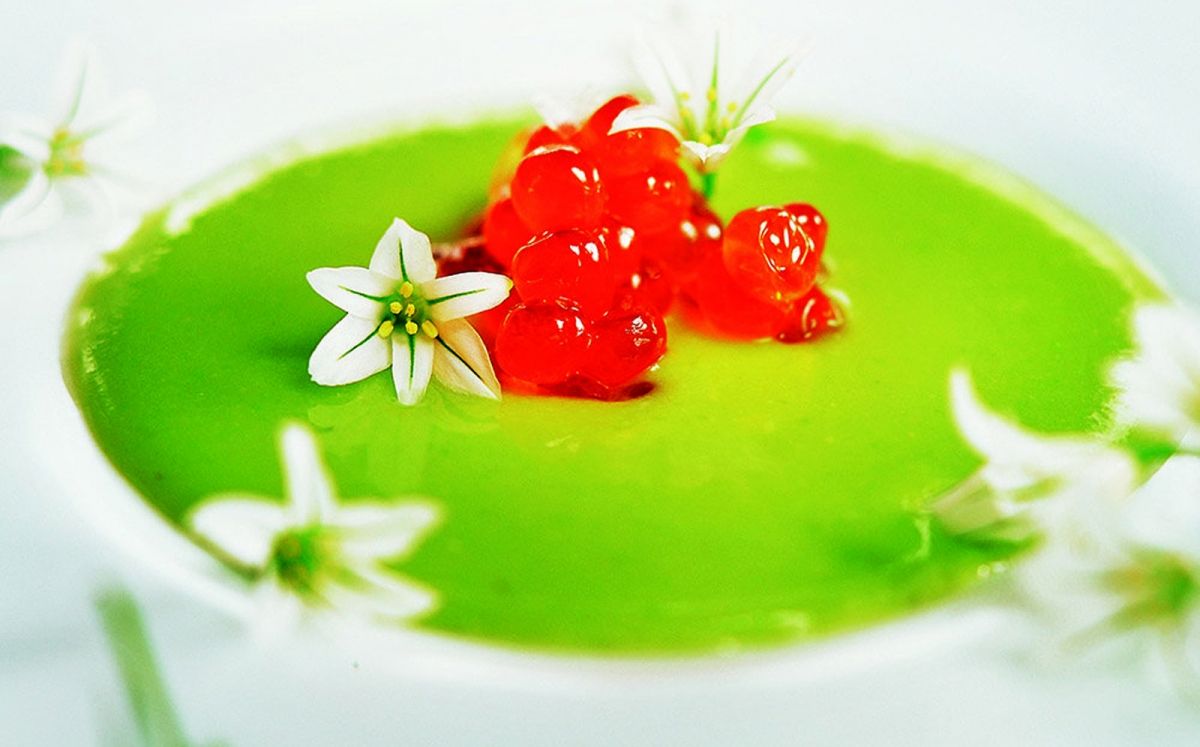 Sopa de guisantes con flores de cebolla