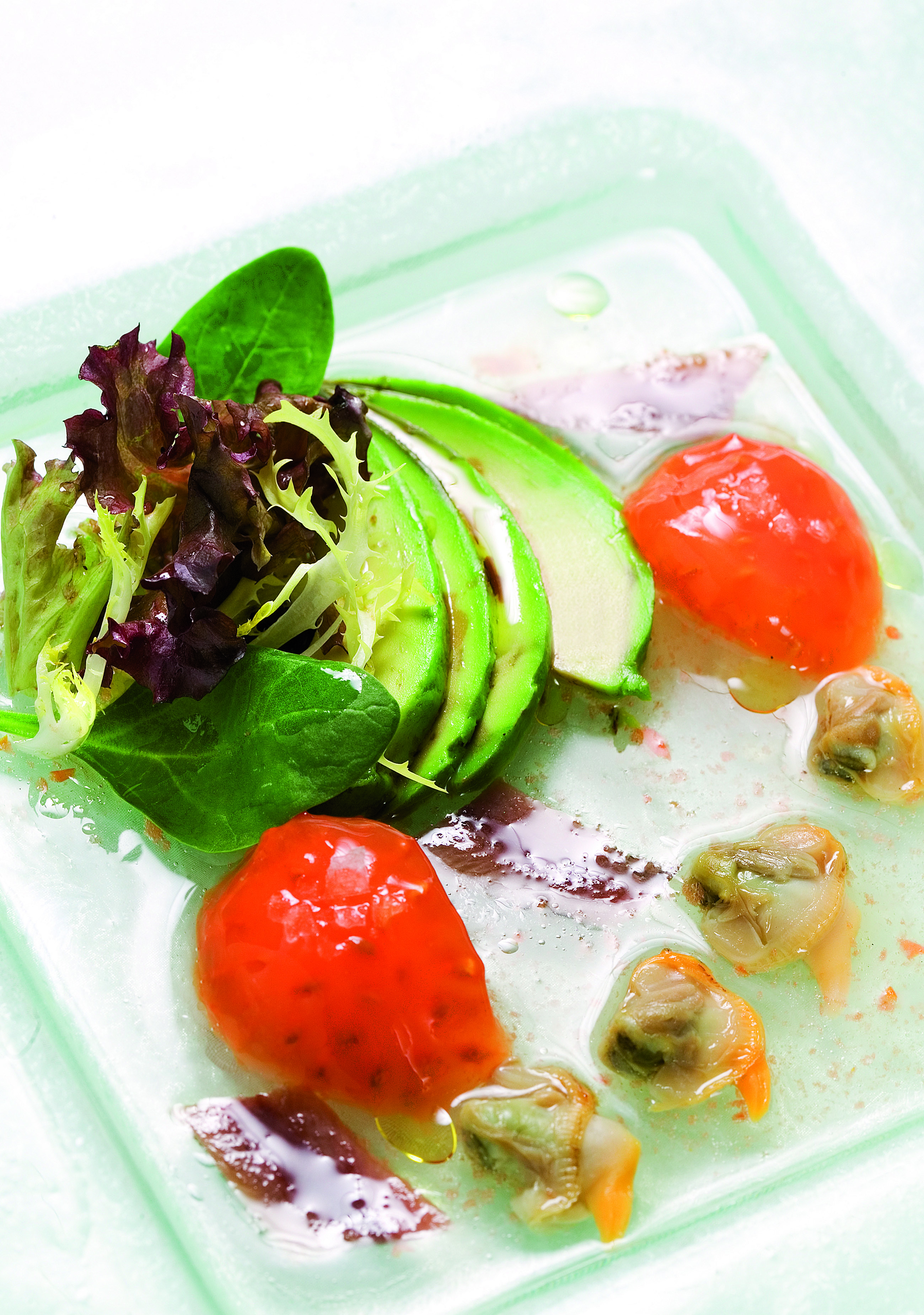 Agua de tomate iodada con berberechos, verduretes y ensalada