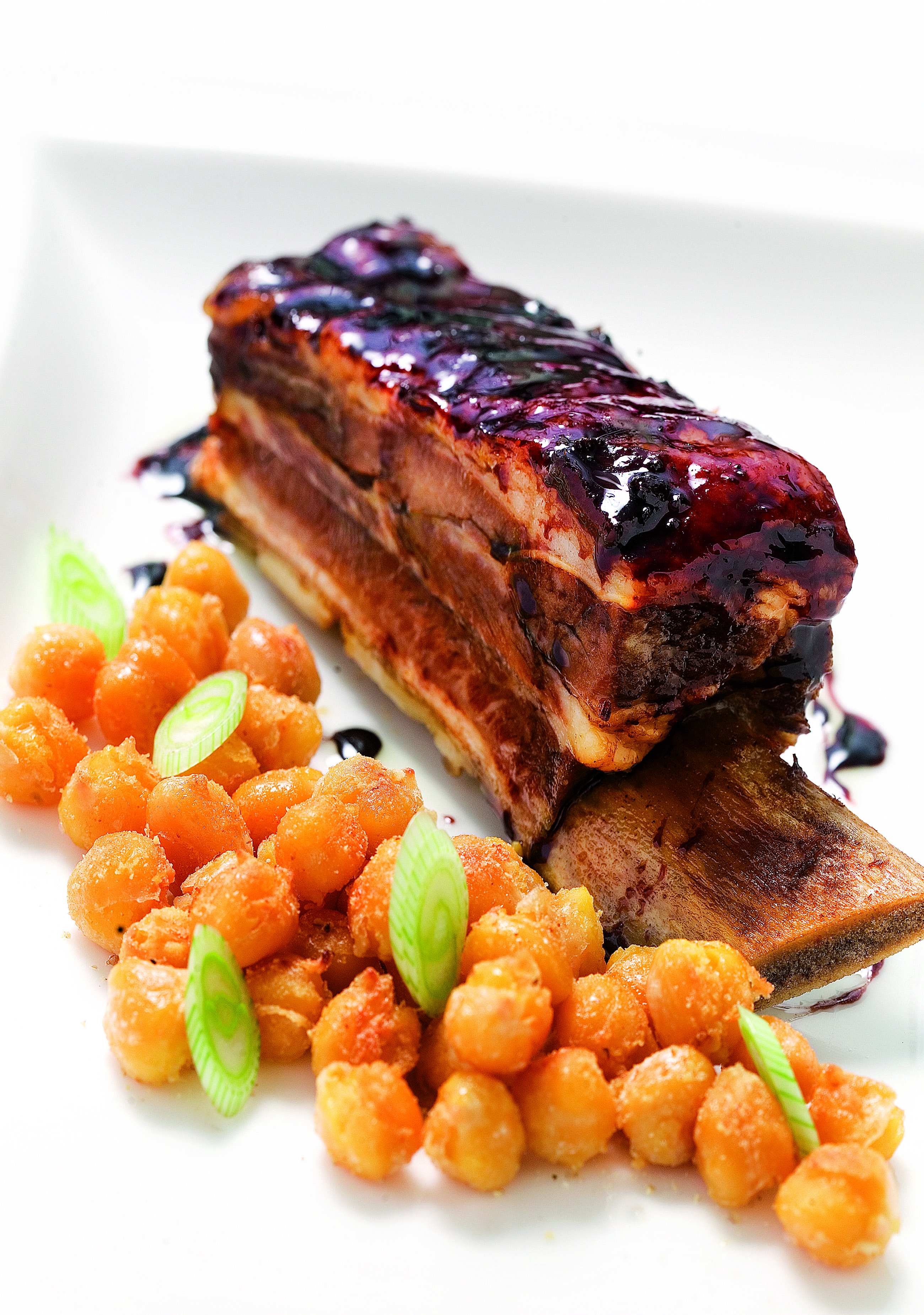 Costella de vedella glacejada i cigrons saltats