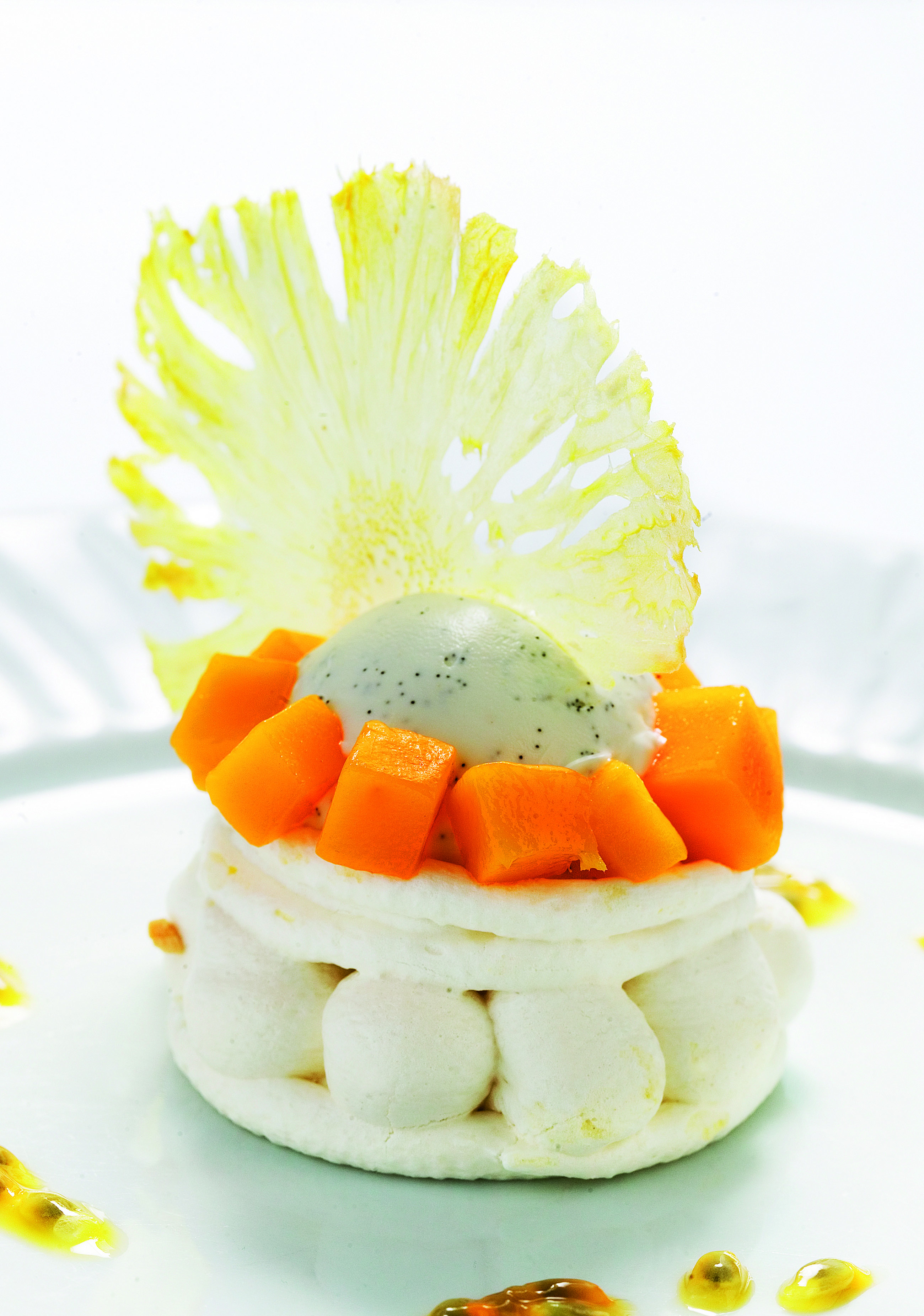 Pavlova de fruita de la passió i mango