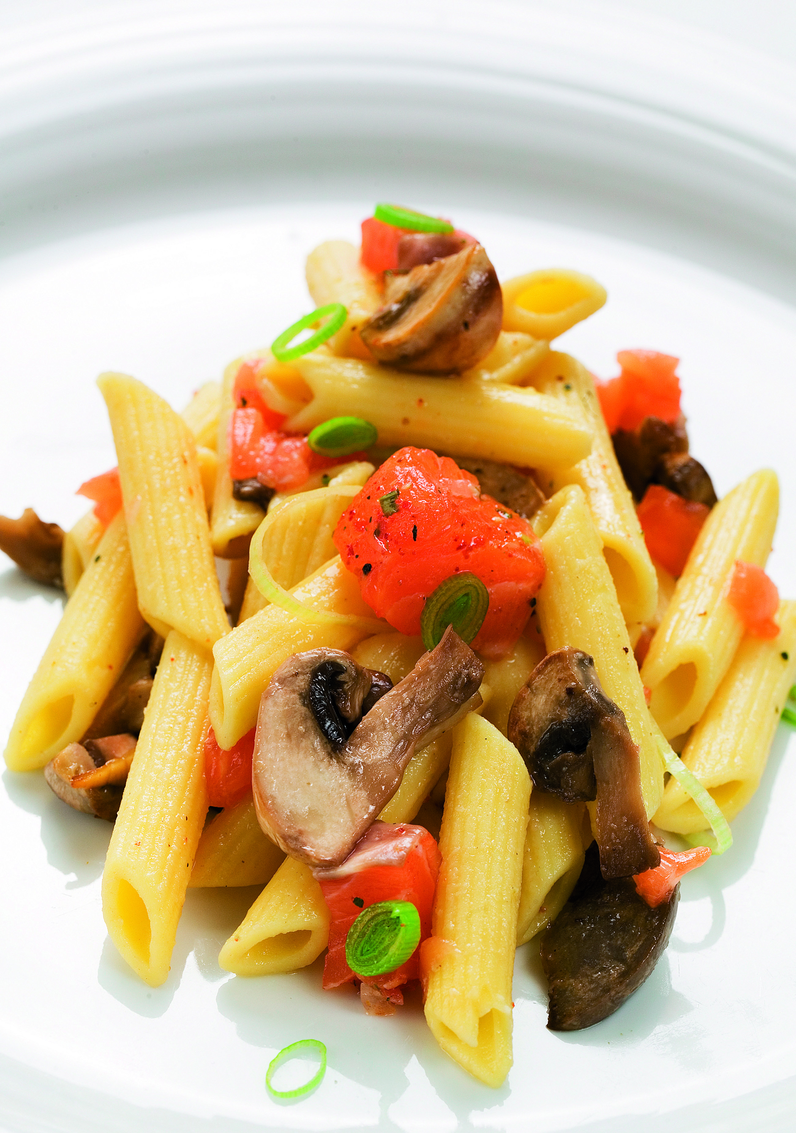 Macarrones frescos con salmón y champiñones