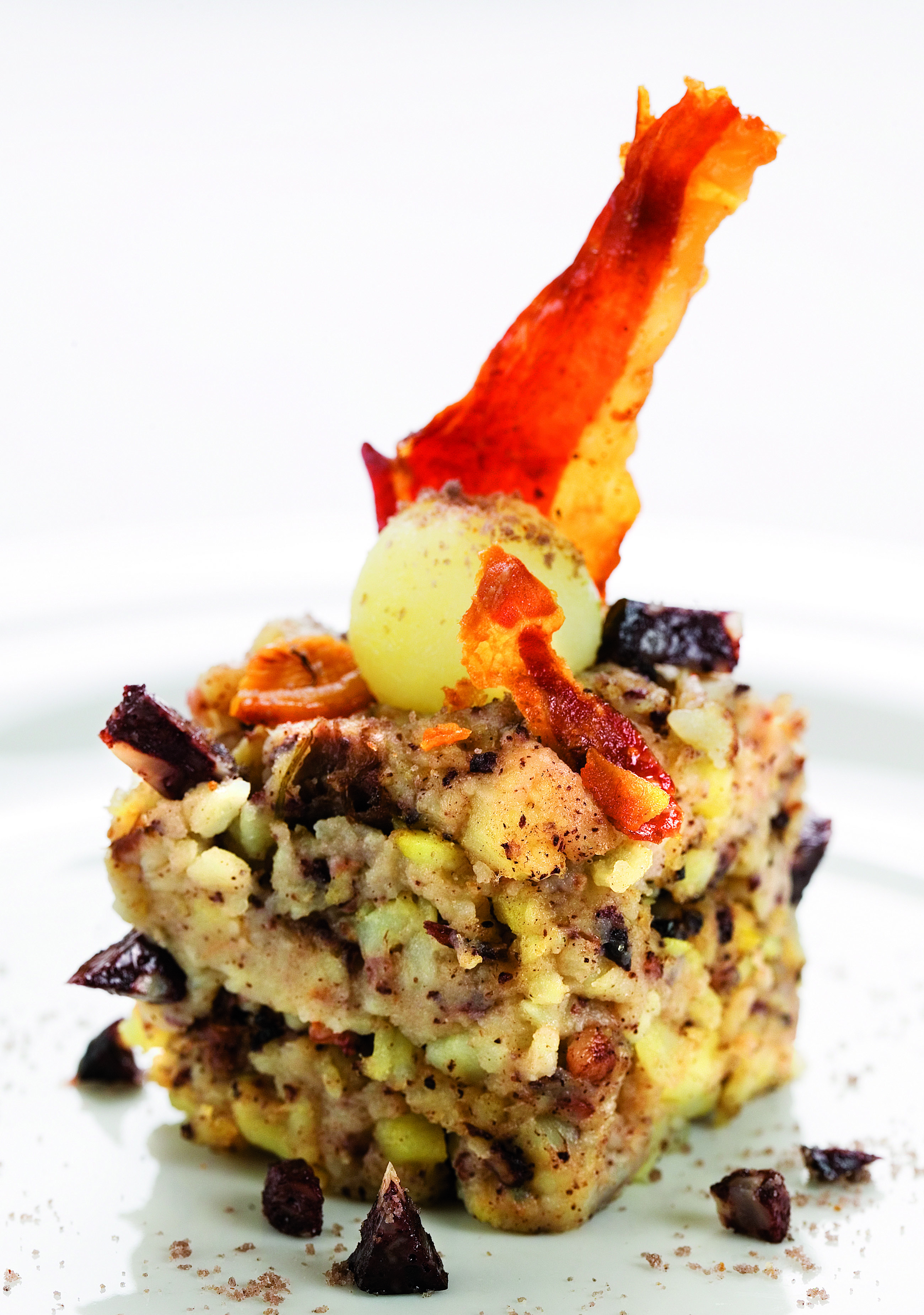 Patata emmascarada de botifarra de perol amb cruixent de pernil