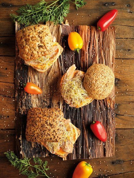 Bocadillo de atún con crema de pimiento y germinados