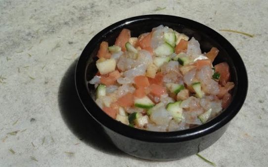 'Esqueixada' de bacalao con manzana y aceitunas negras