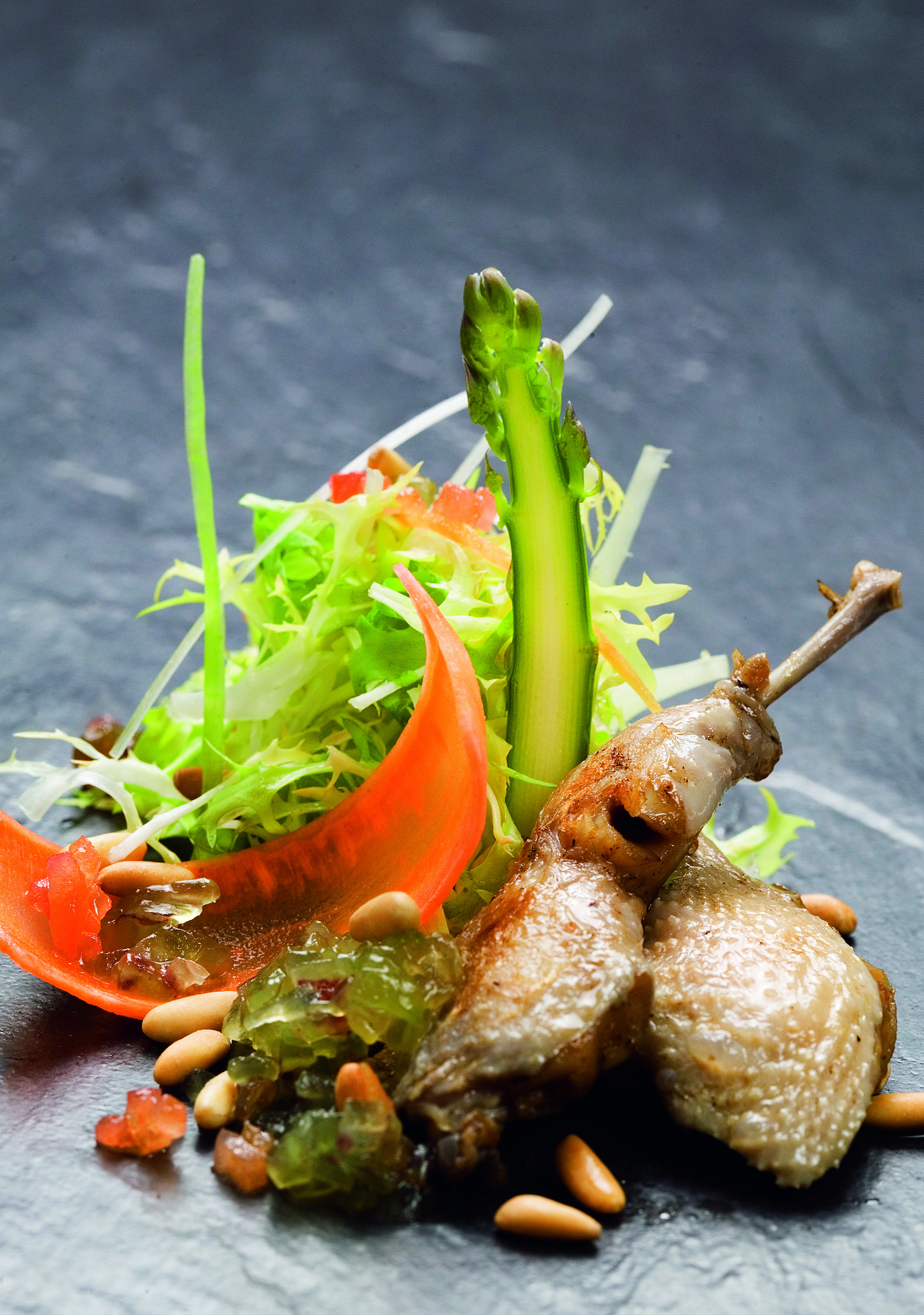 Amanida de guatlla escabetxada amb raïm i pinyons