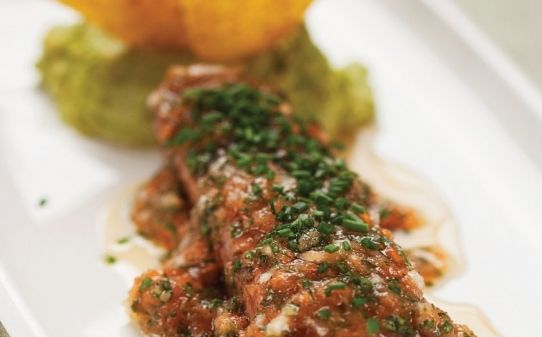 Tataki de atún con guacamole, salsa de tomate y cilantro