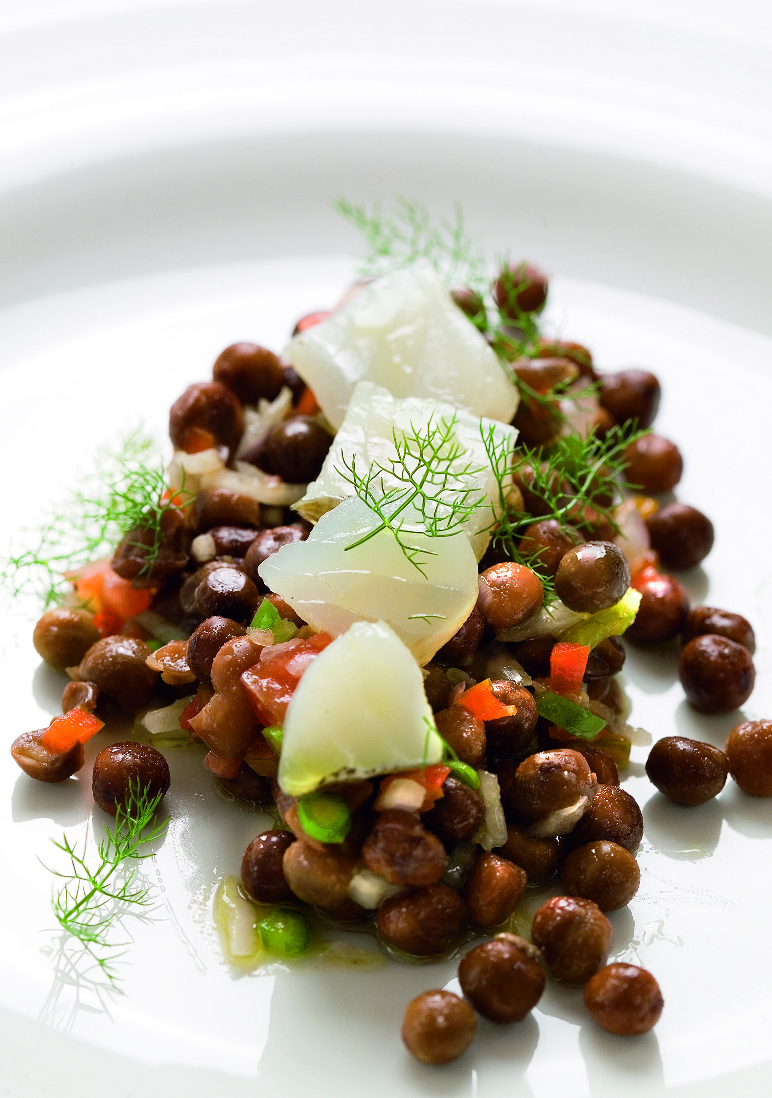 Pèsols negres del Berguedà amb tomàquet de Montserrat i bacallà