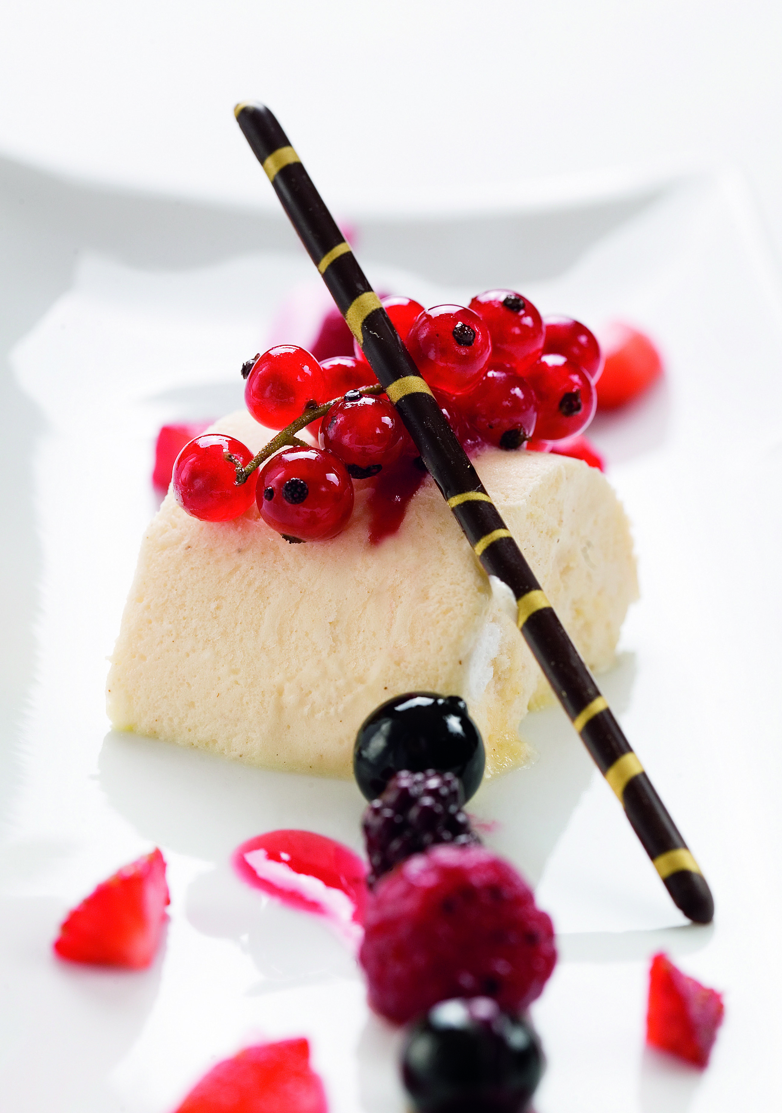 Saltat de fruites del temps amb gelat de bescuit