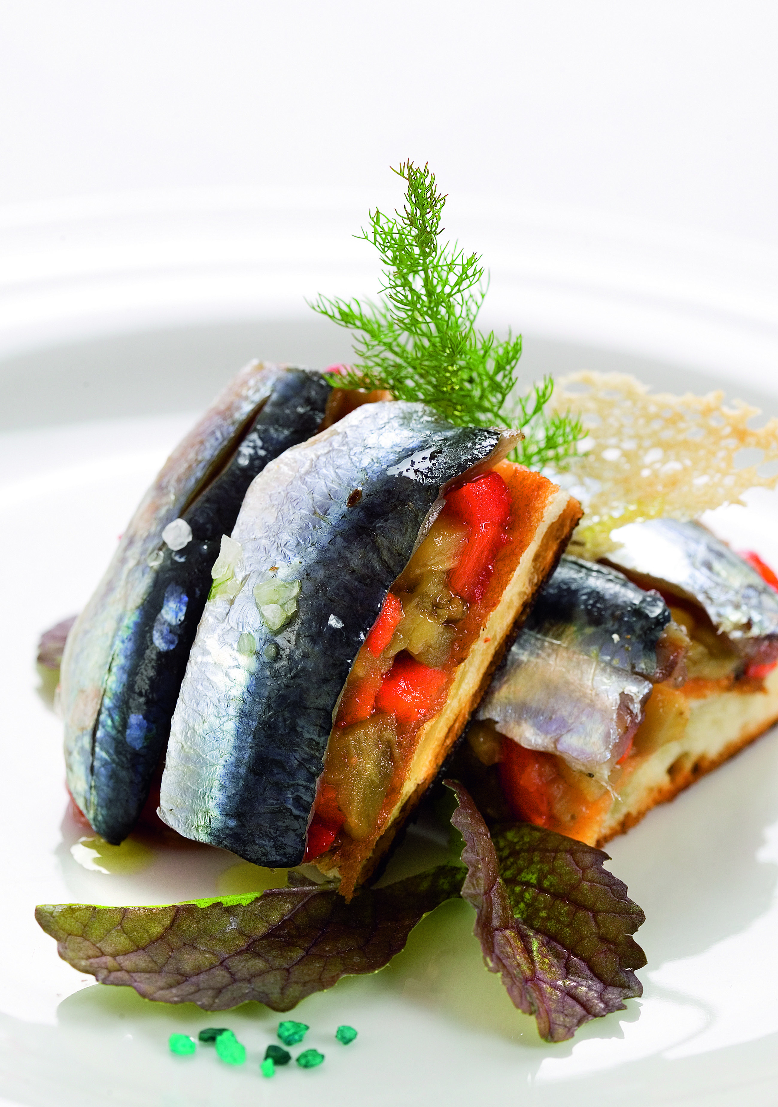 Coca de forner amb verdures i sardines