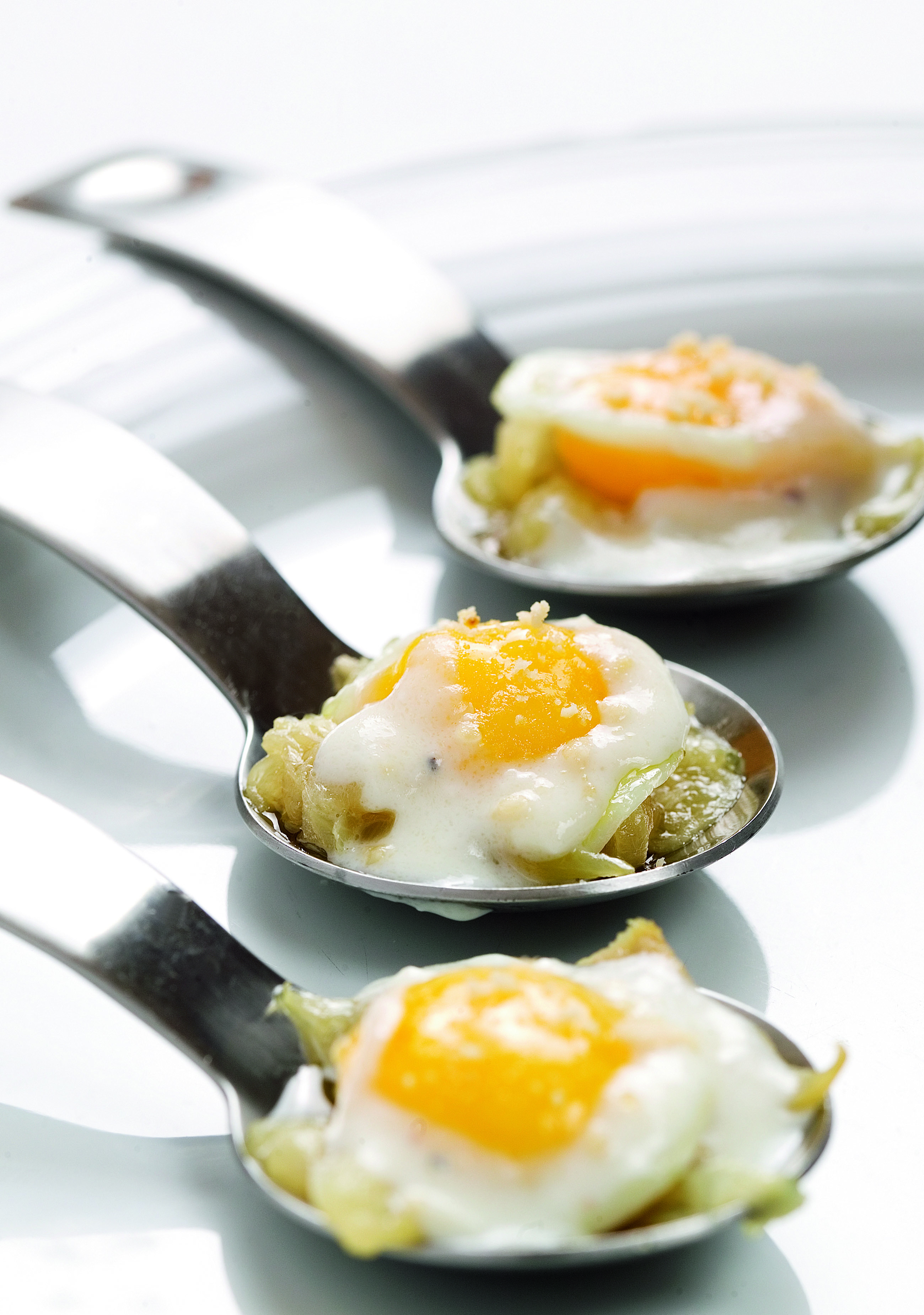 Ous de guatlla escumats amb ceba i cremós de formatge de cabra