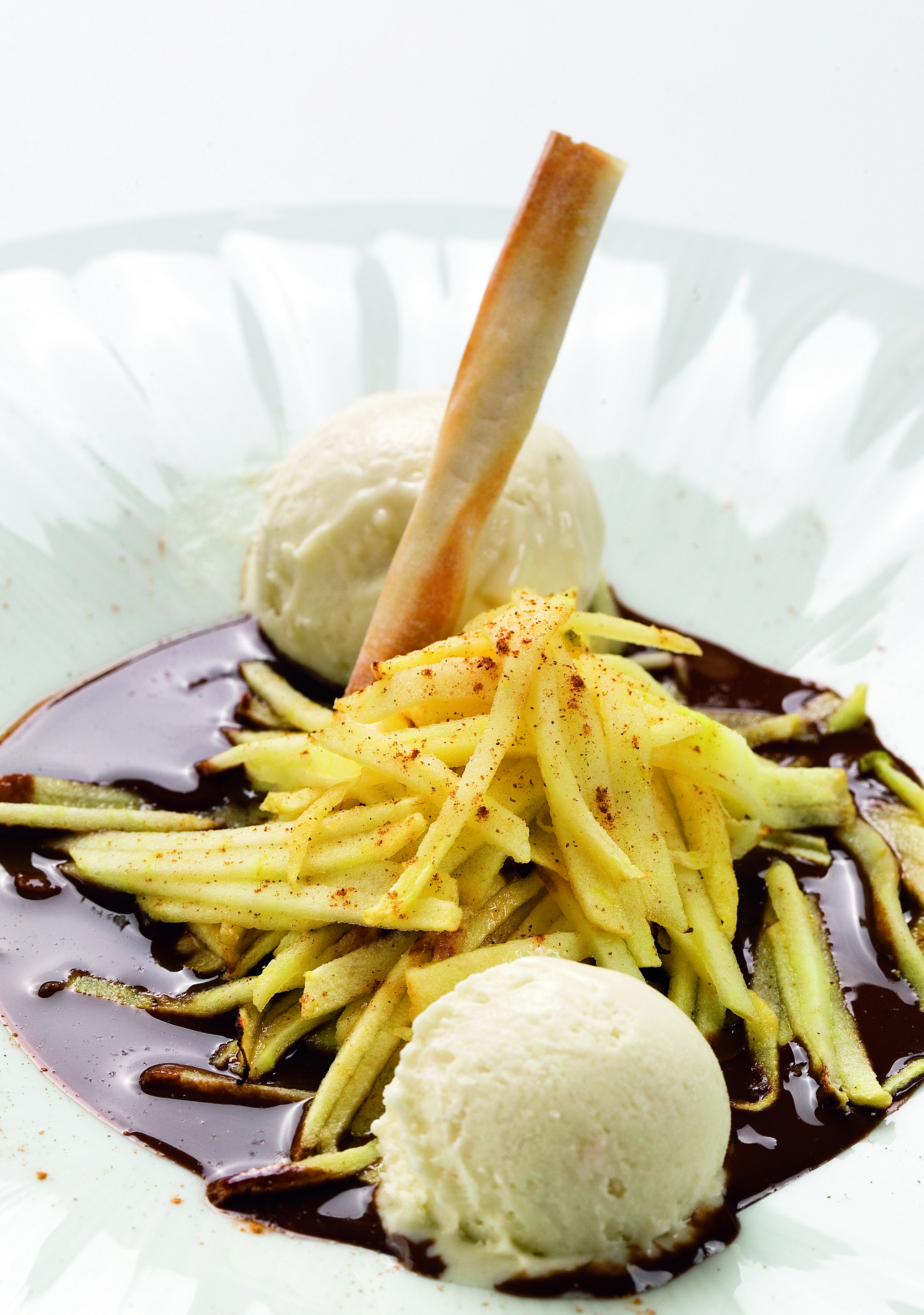 Dolç de poma amb sopa de xocolata refrescant