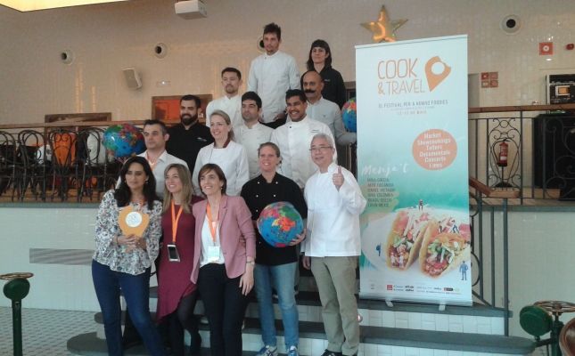 Foto de família amb alguns dels xefs que participaran al Cook&Travel