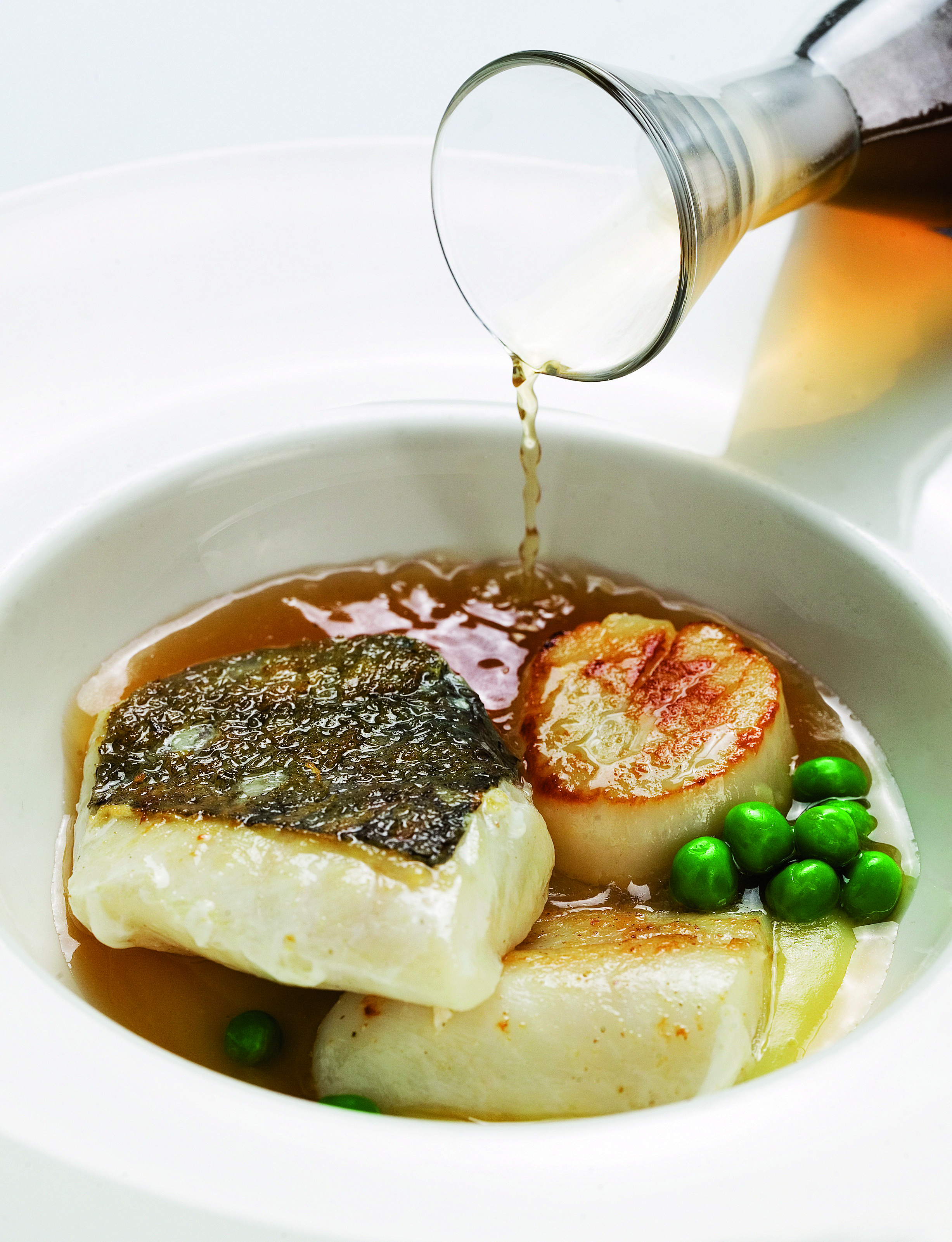 Gall de Sant Pere i vieira amb puré de patata trufada i cardets