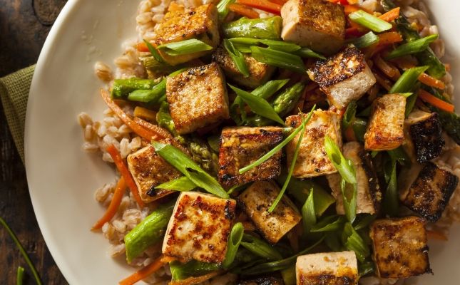 El tofu acostuma a ser un dels aliments protagonistes de la dieta vegana / Thinkstock