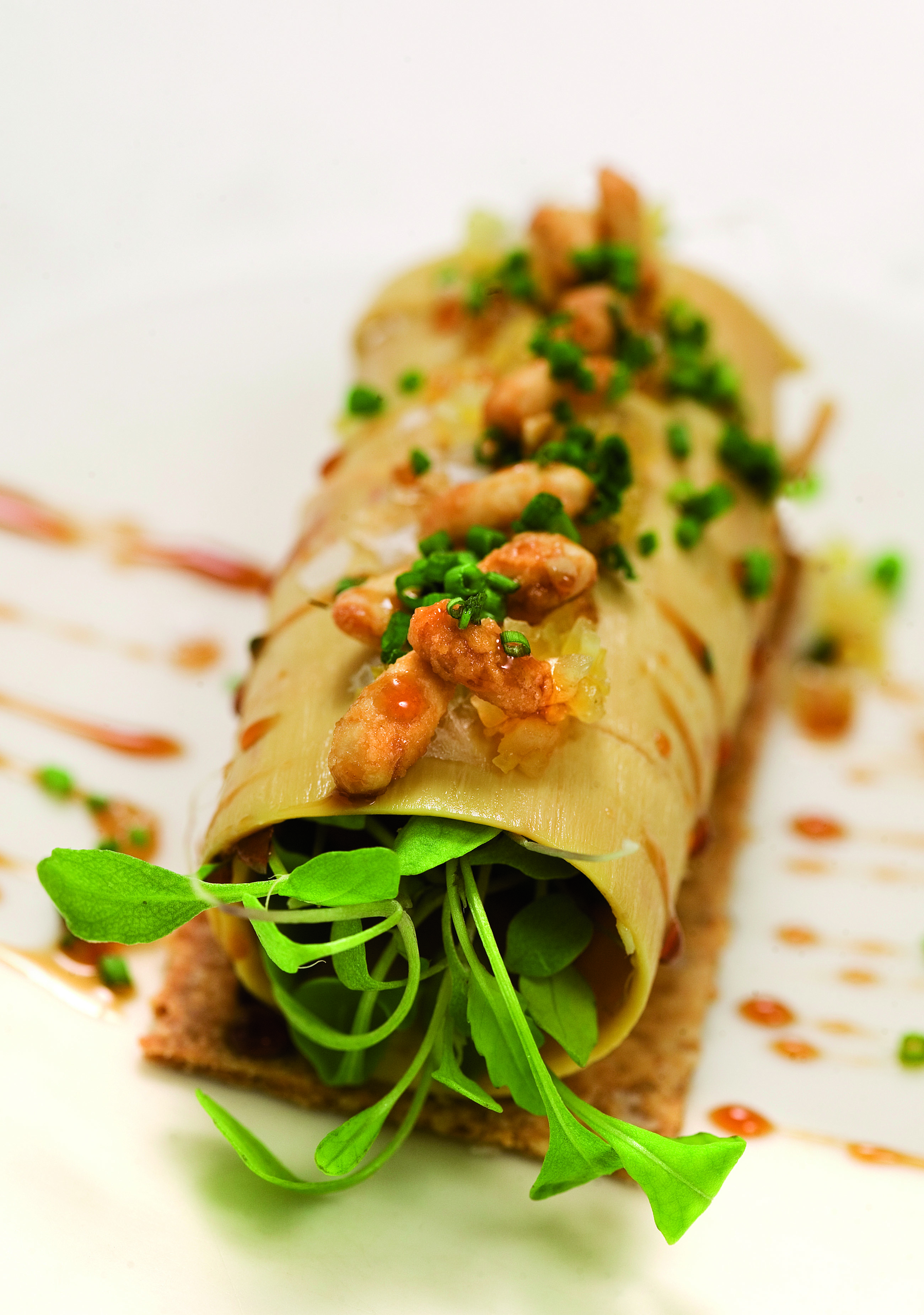 Foie gras marinat amb coca de llardons i pinyons garapinyats