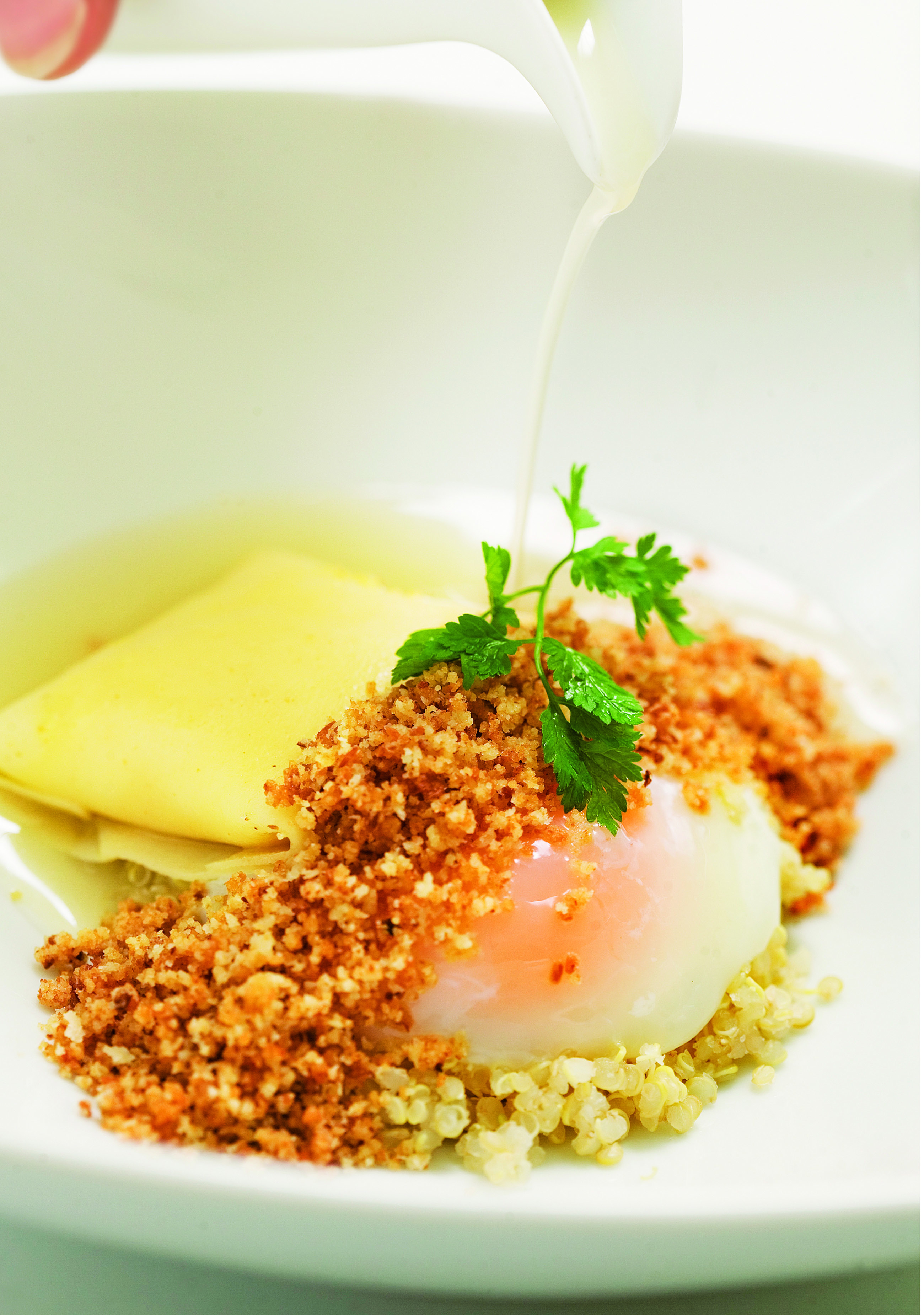 Ou cuit a baixa temperatura amb ravioli de formatge comté i pa de ceba