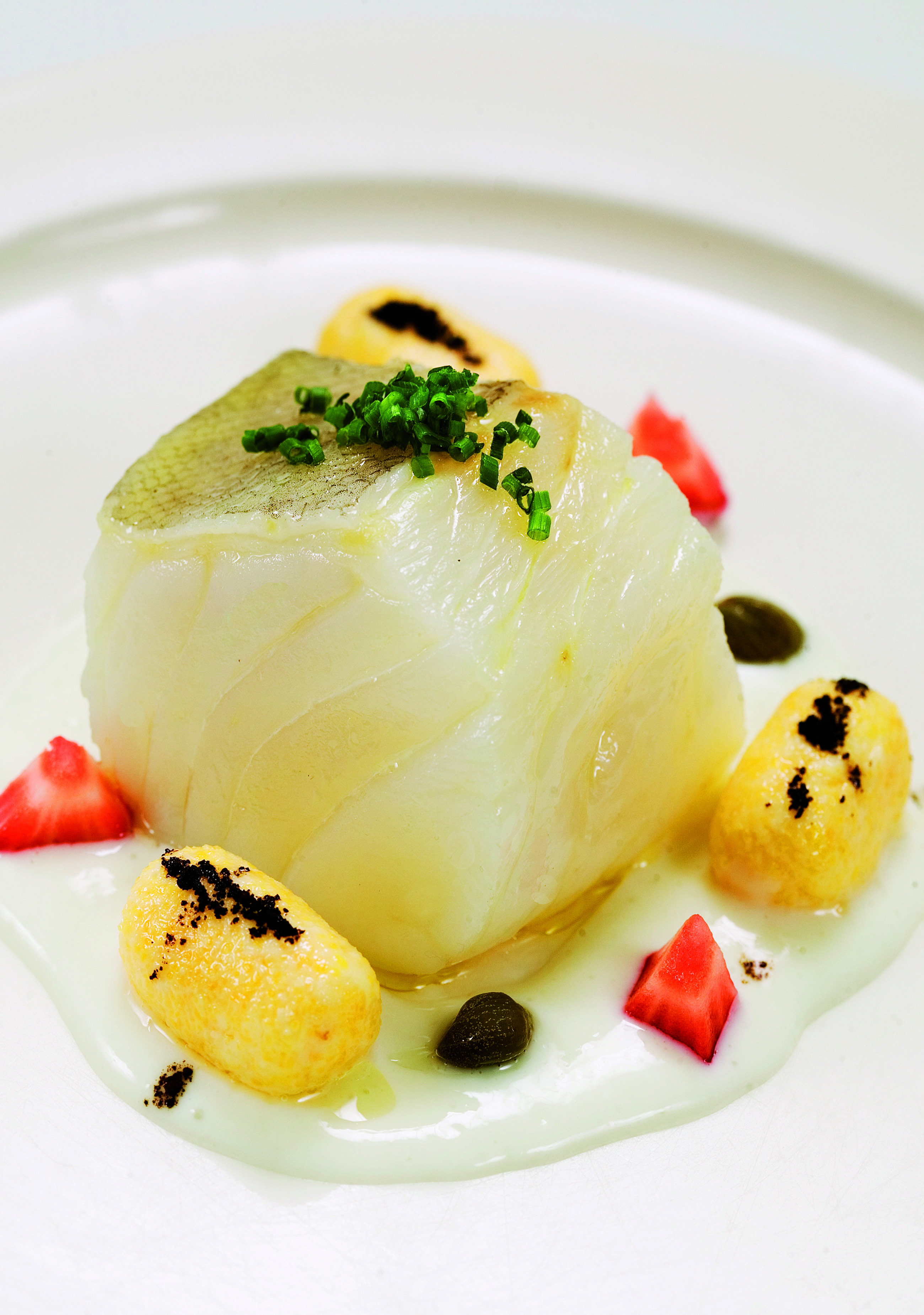 Bacallà, nyoquis de polenta amb llet d'ovella, tàperes i cafè